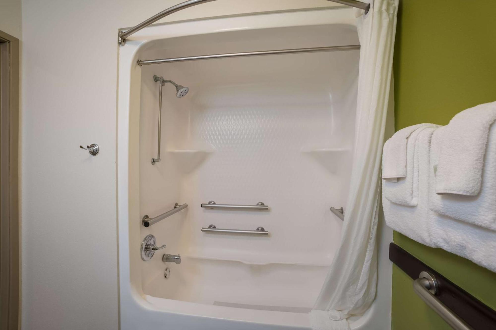 Queen Room with Roll-In Shower - Disability Access/Non-Smoking,1703567263:JPEG