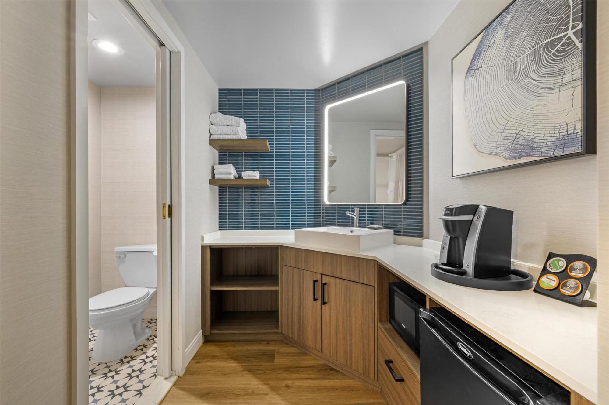 Queen Rooms with Two Queen Beds - Non-Smoking,1704973531:JPEG