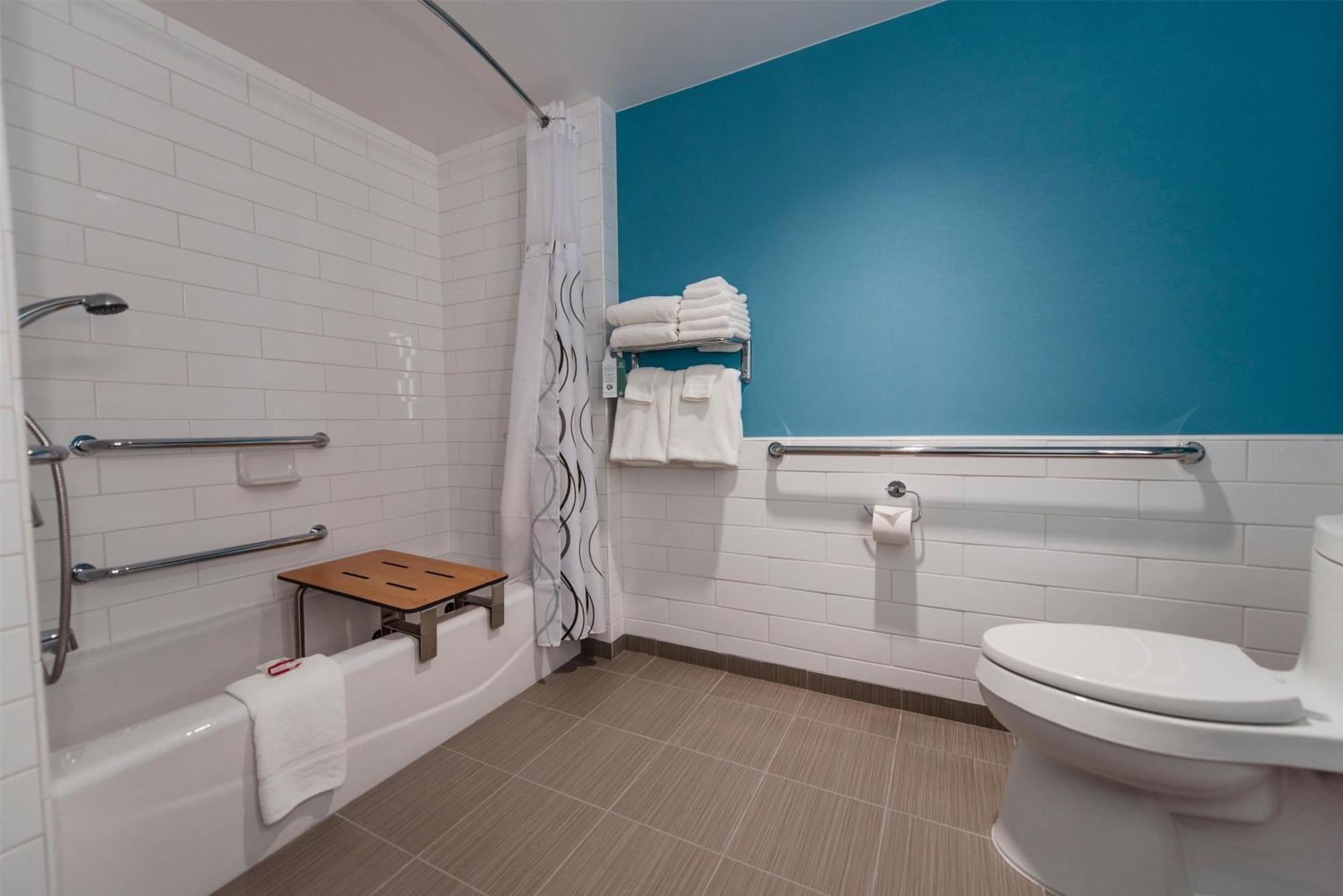 Deluxe Queen Room with Two Queen Beds and Pool View - Mobility Access/Non-Smoking