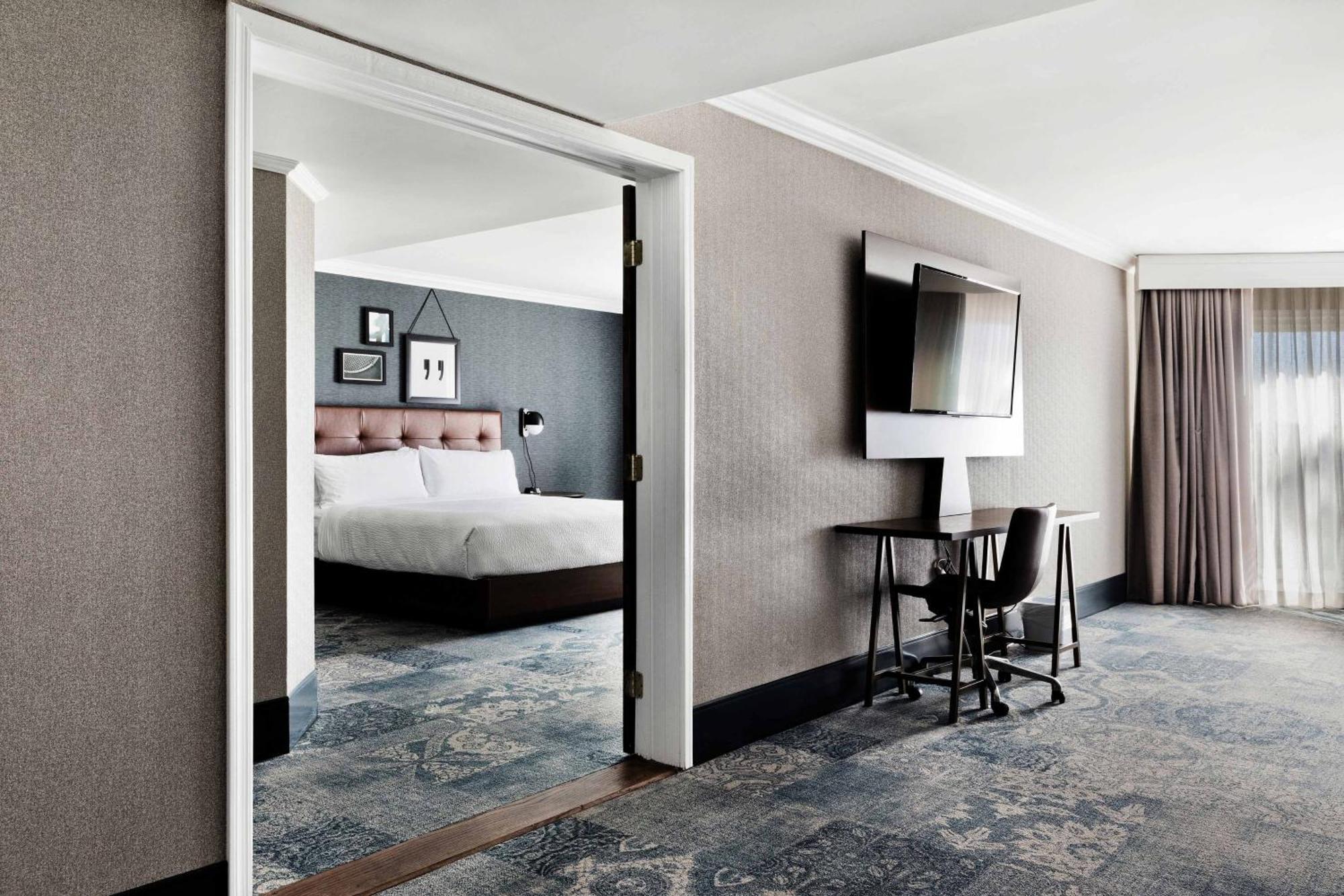 1 Bedroom Suite, 1 King, Alternate: sofa bed (Mobility & Hearing Accessible w/ Roll-in Shower)