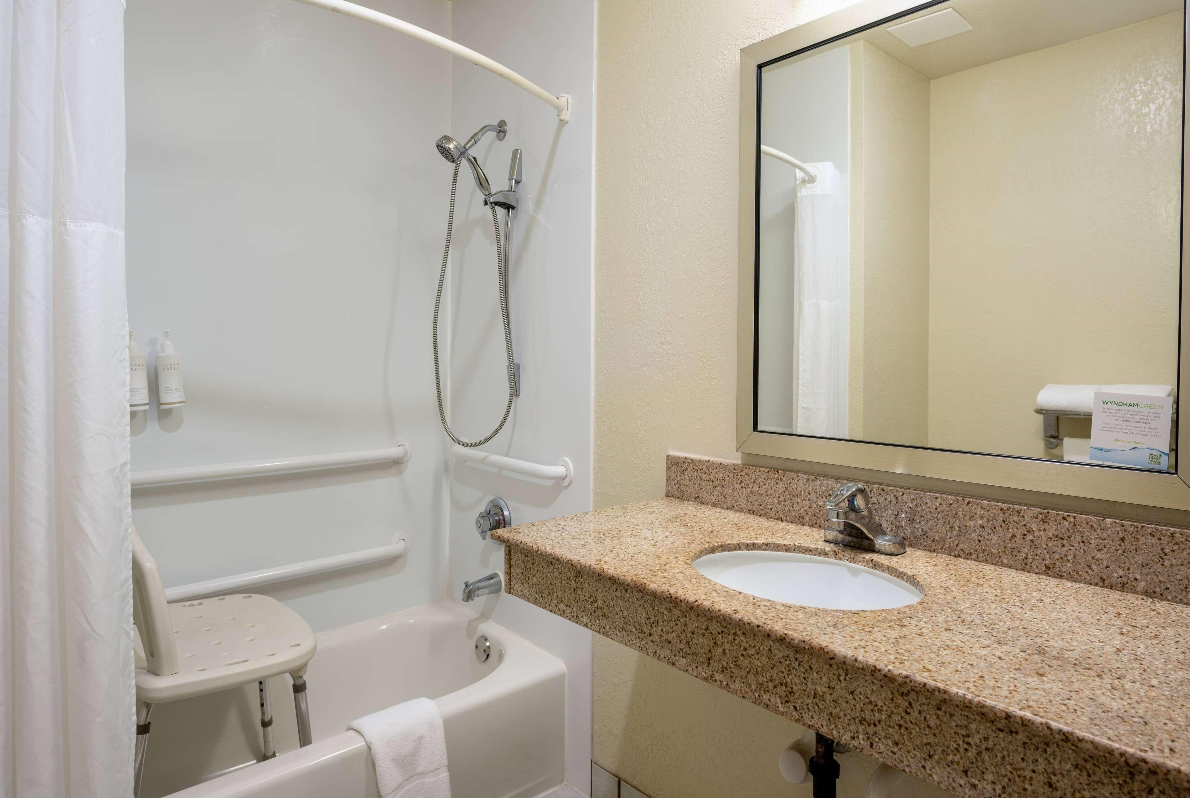 Deluxe Queen Room - Mobility Accessible/ Non-Smoking