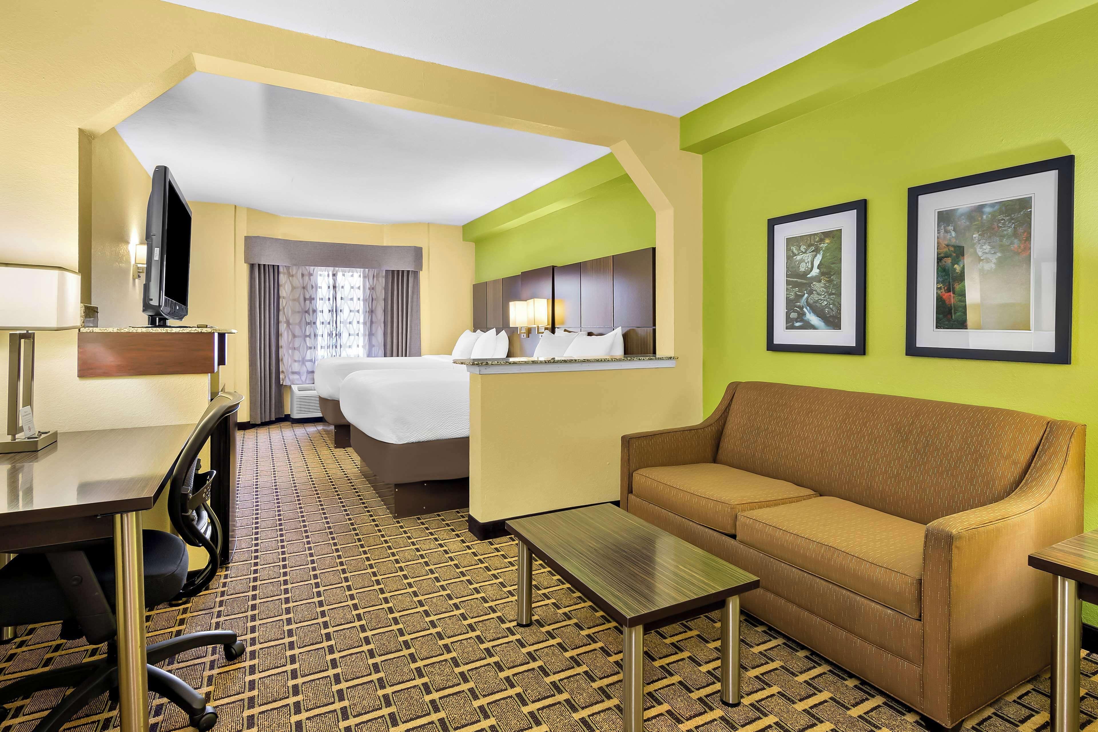 Queen Suite with Two Queen Beds and Sofa Bed - Non-Smoking