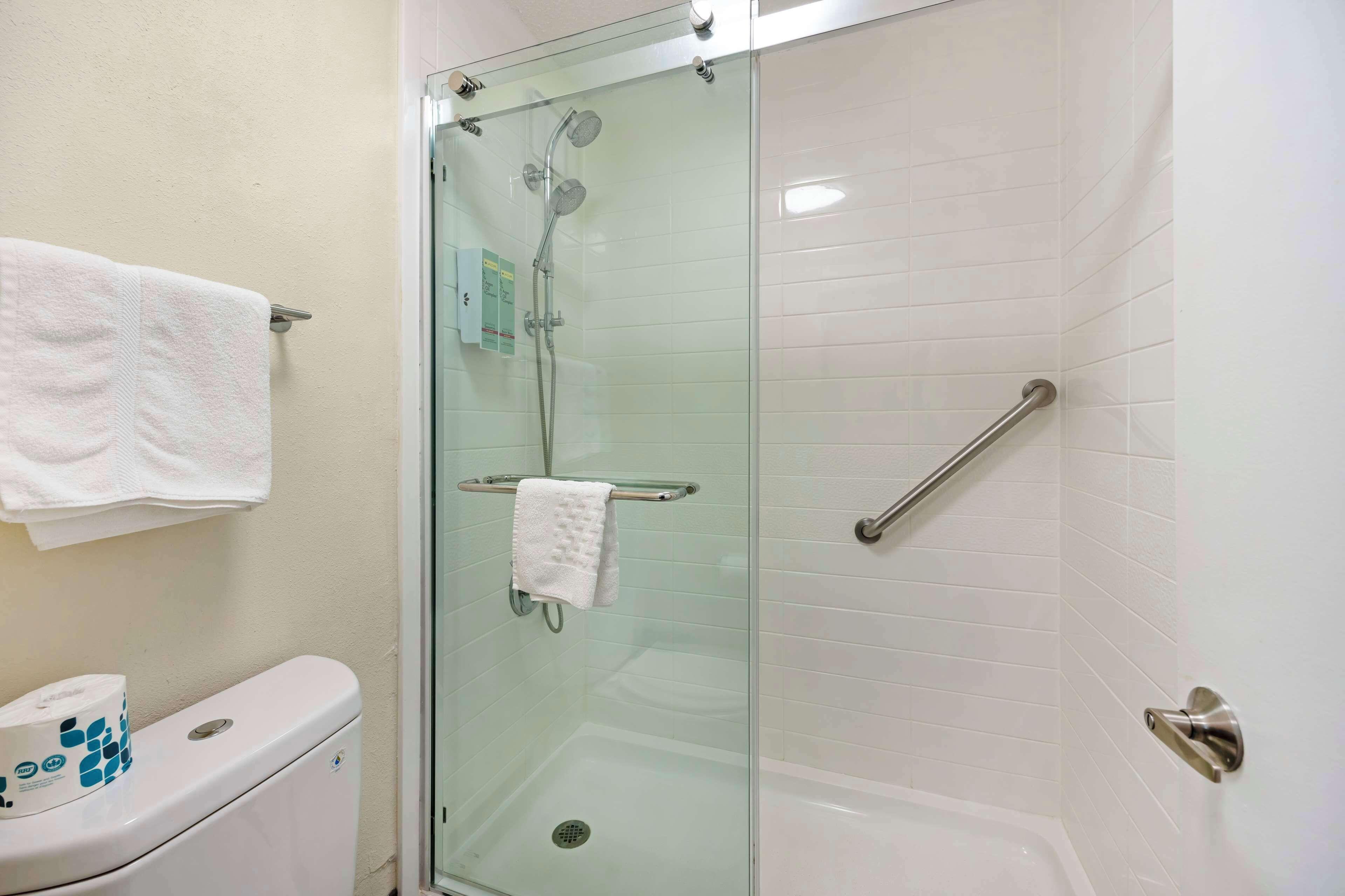 Queen Room with Shower Only - Non-Smoking