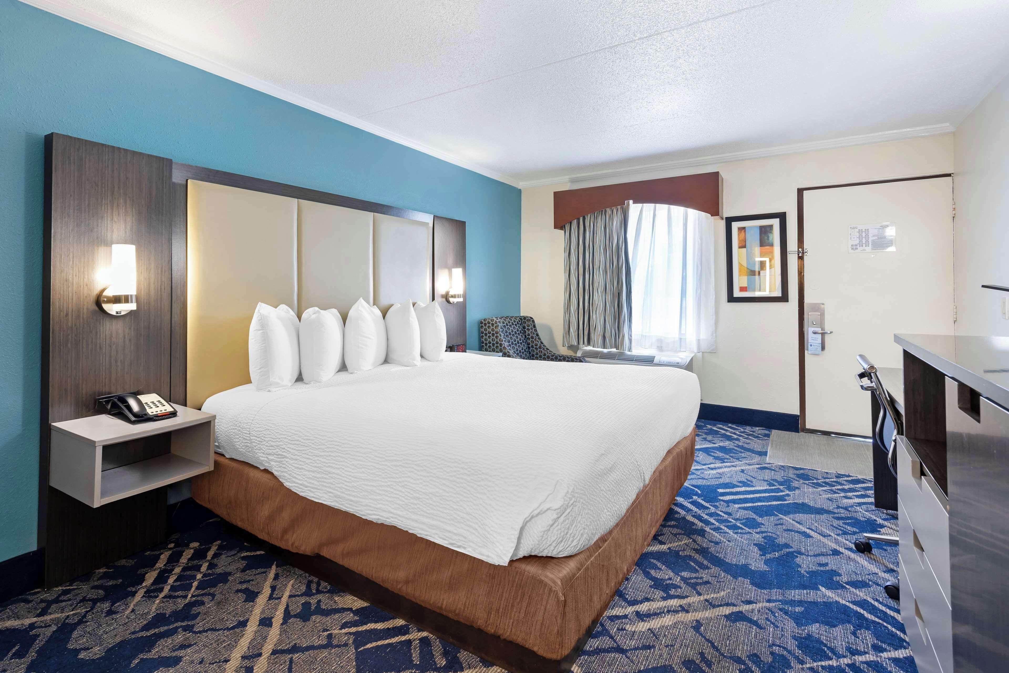 King Room with Roll-In Shower - Mobility Accessible