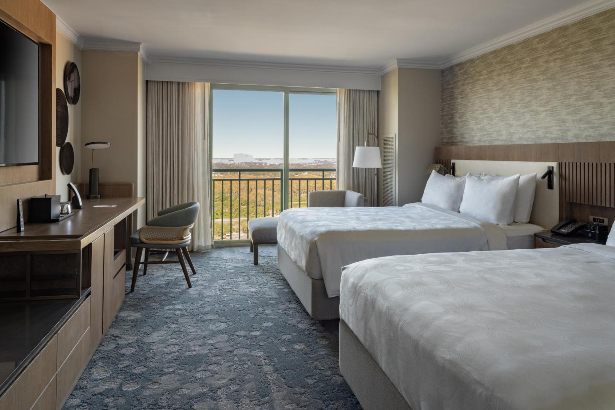 2 Queen Beds, Lakefront View, Mobility Accessible Guest Room, Adapted Tub