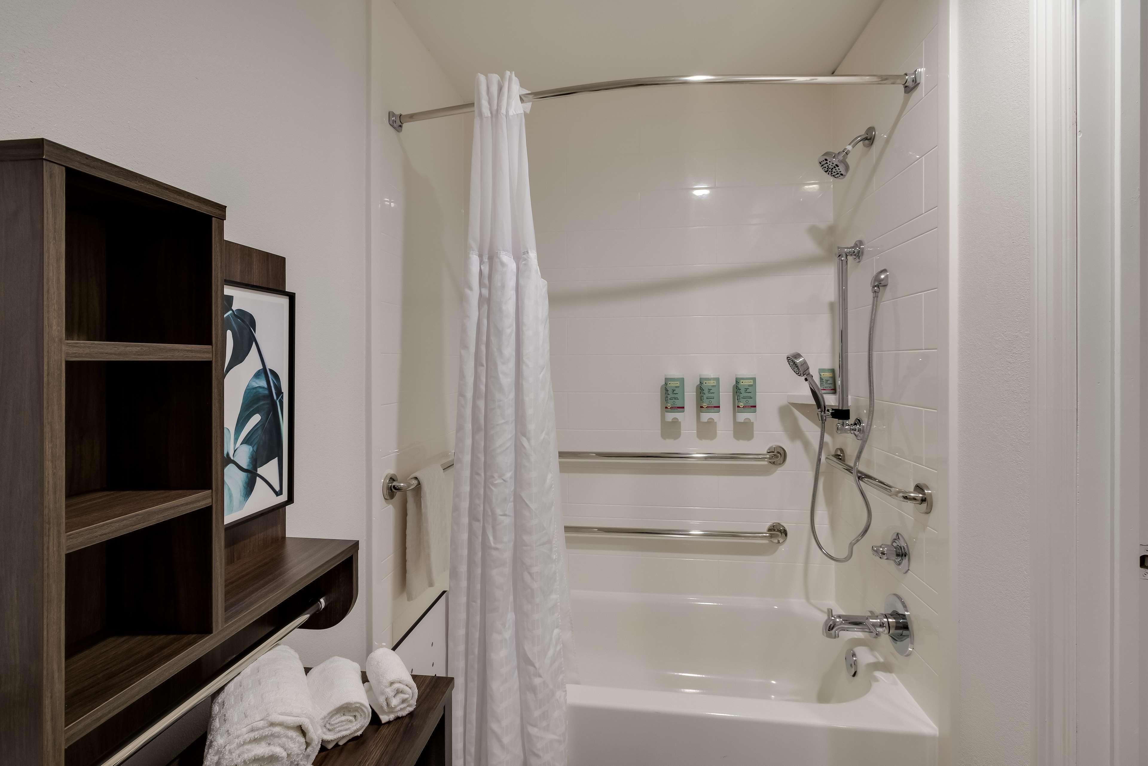 King Suite with Bath Tub and Kitchenette - Disability/Non-Smoking