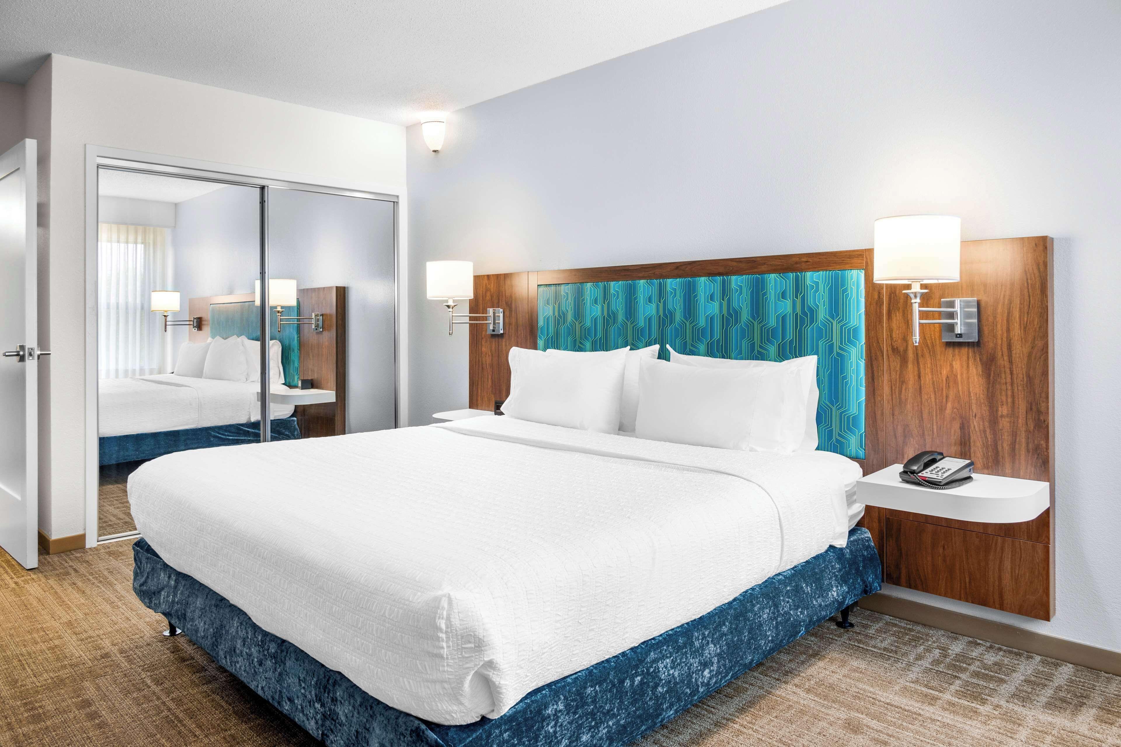One-Bedroom King Suite - Non-Smoking