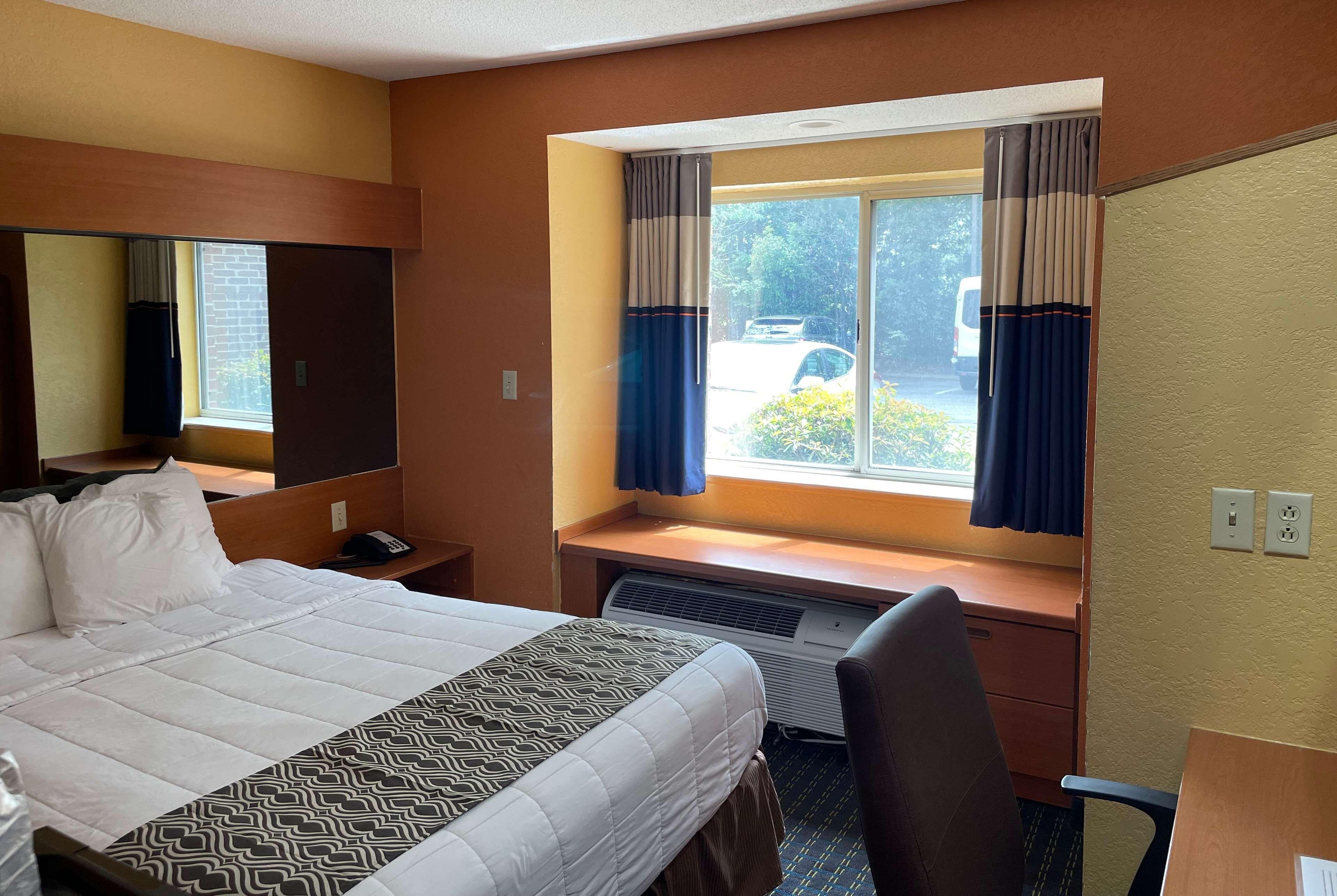 Queen Room - Hearing Accessible/Non-Smoking