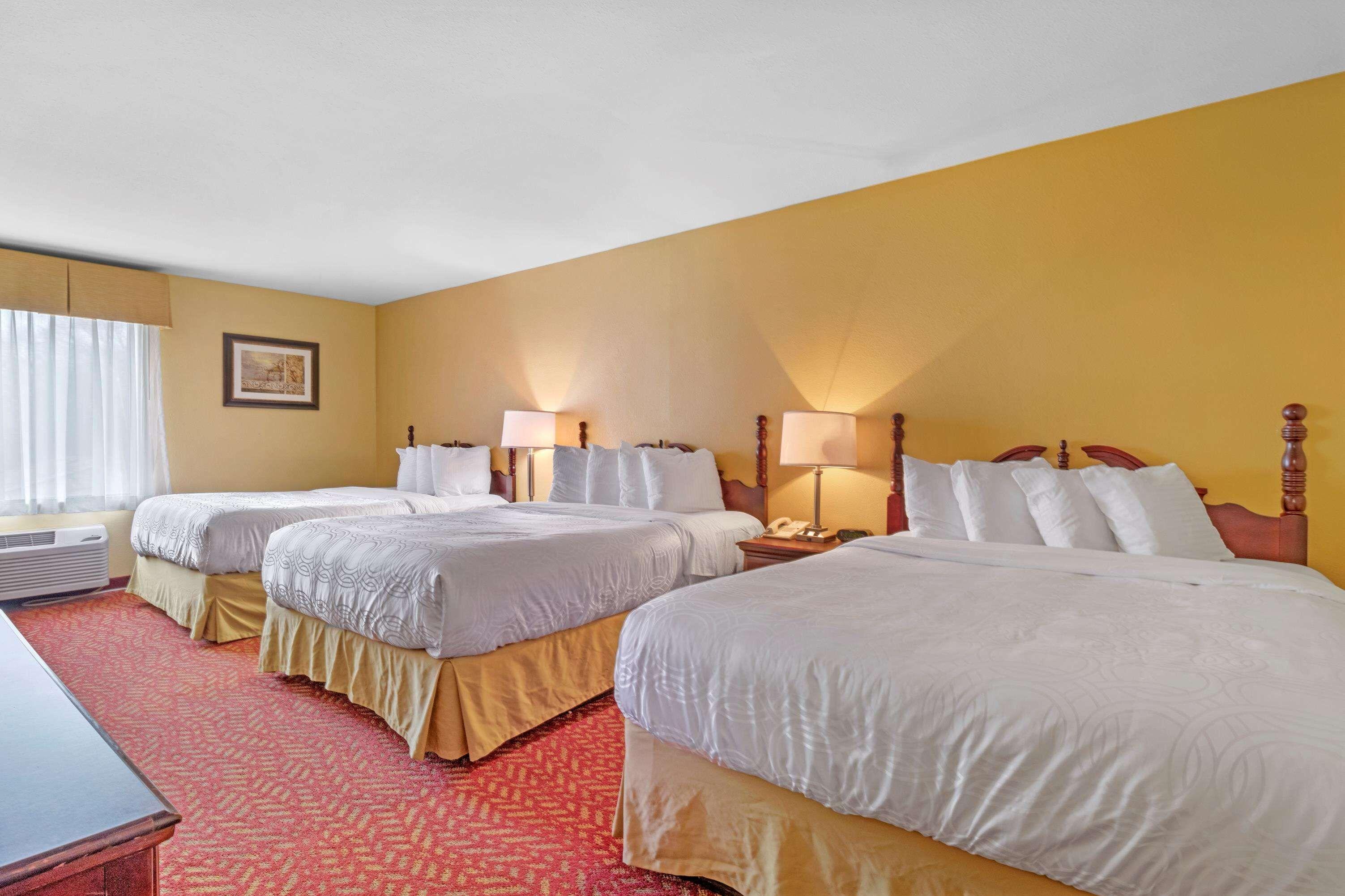 Queen Suite with Three Queen Beds and Sofa Bed - Non-Smoking,1709637372:JPEG