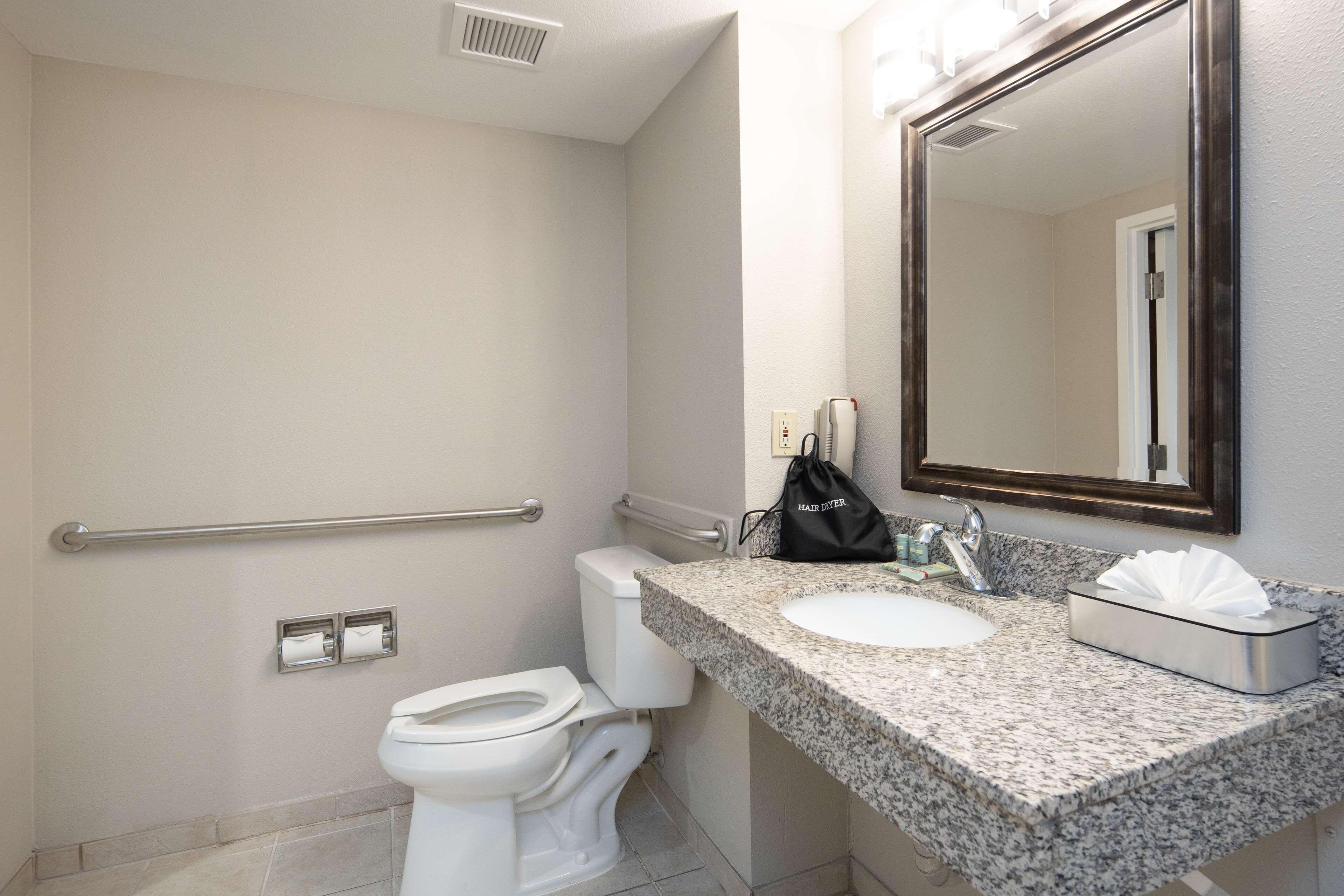 King Room with Bath Tub and View - Top Floor/Mobility Accessible/Non-Smoking
