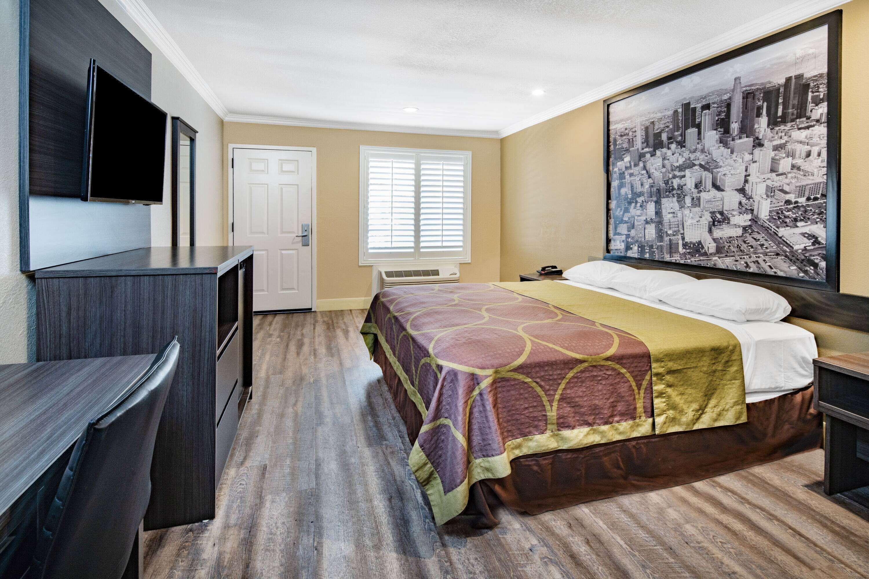 King Room with Mobility/Hearing Impaired Access - Non-Smoking