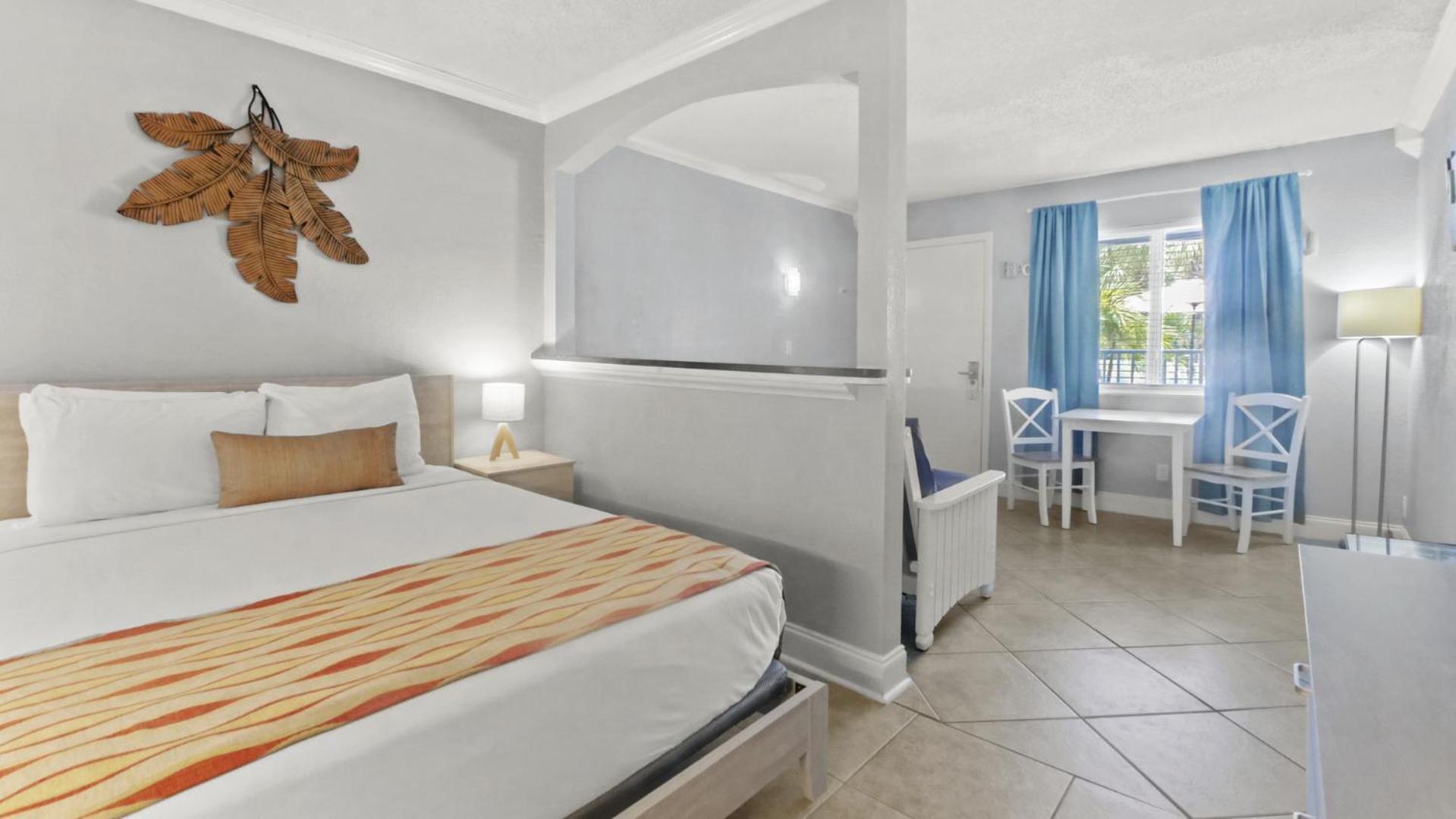Standard Queen Room with Pool View