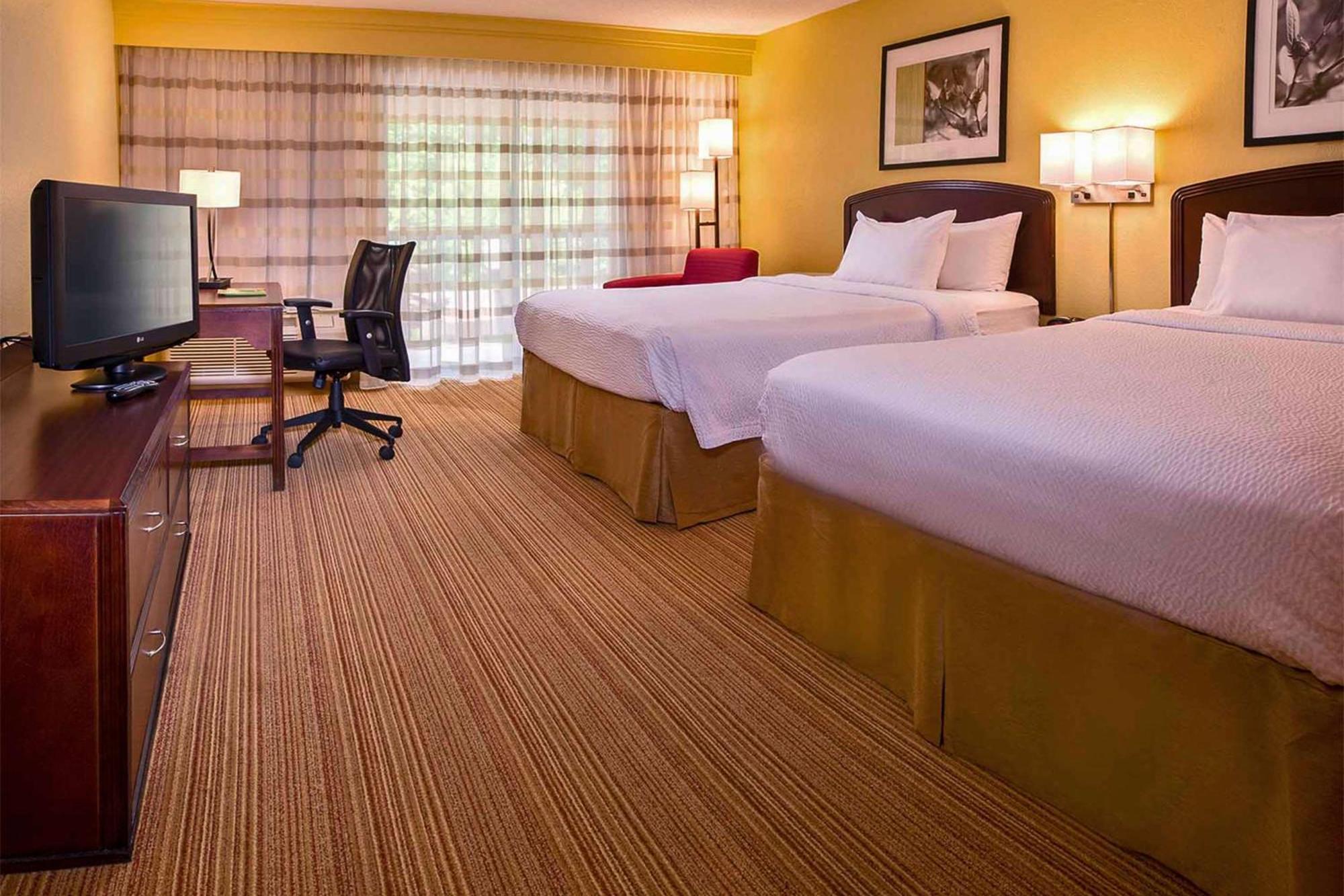 Queen Room with Two Queen Beds - Hearing Accessible