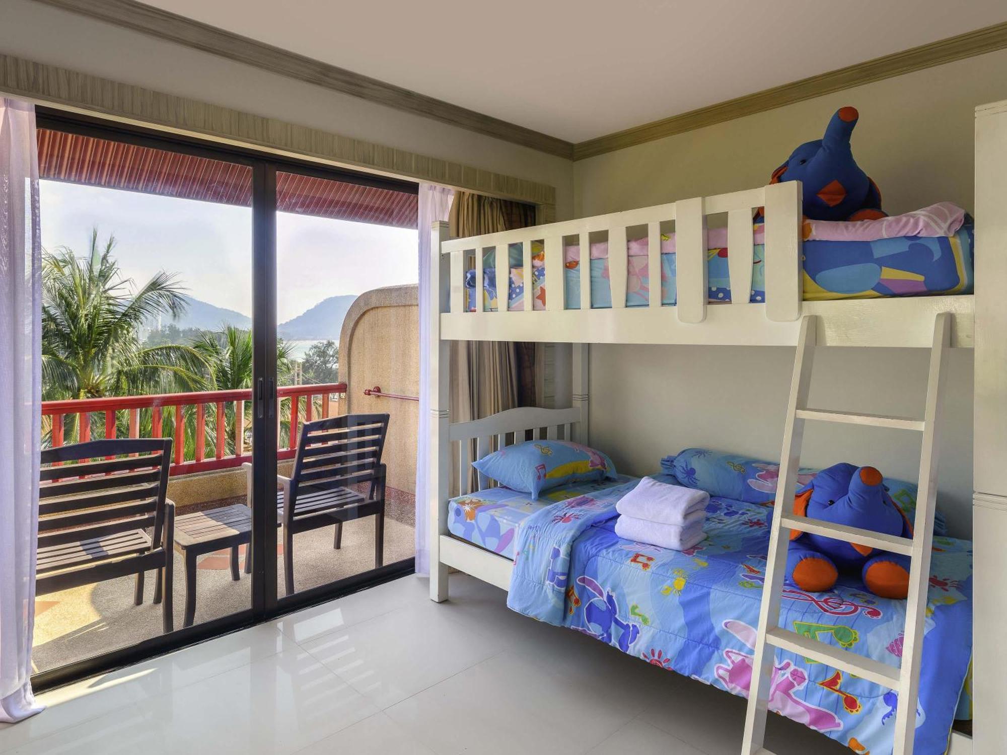 Family Room with One Queen Bed and One Bunk Bed,1729980924:JPEG