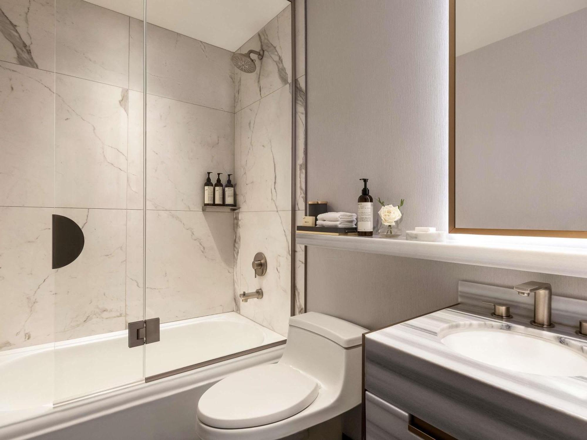 Junior King Suite with Lake View