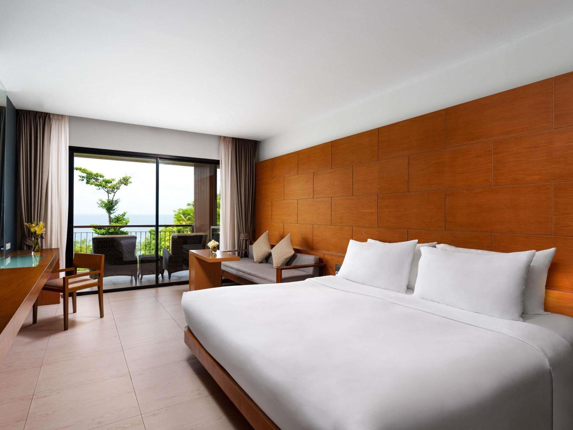 Deluxe King Room with Balcony and Sea View