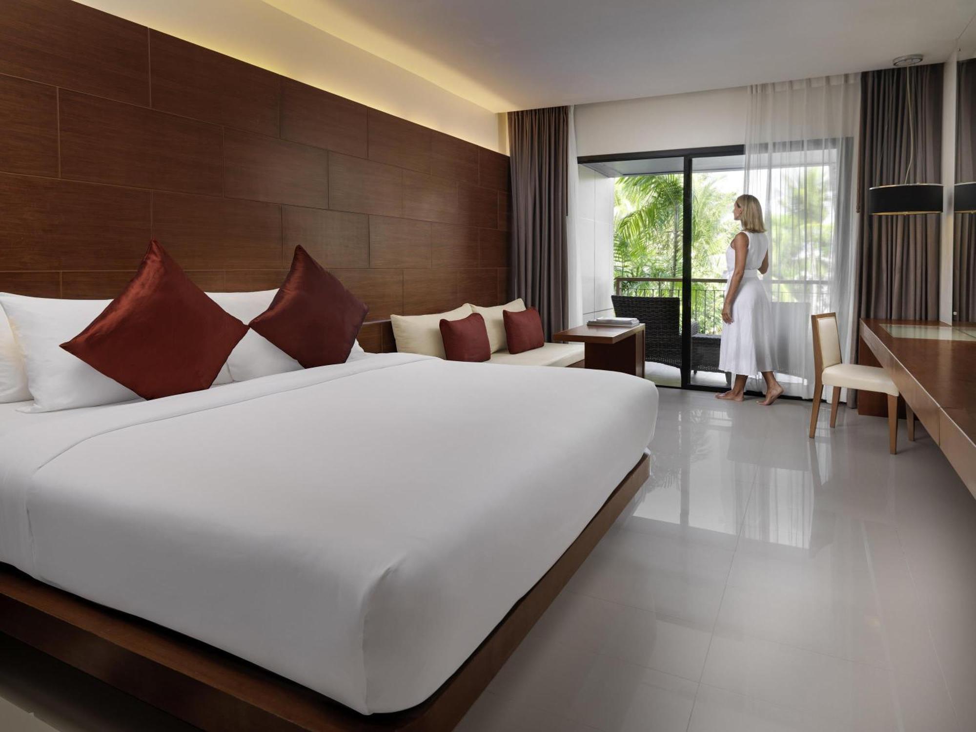Superior King Room with Pool View and Balcony