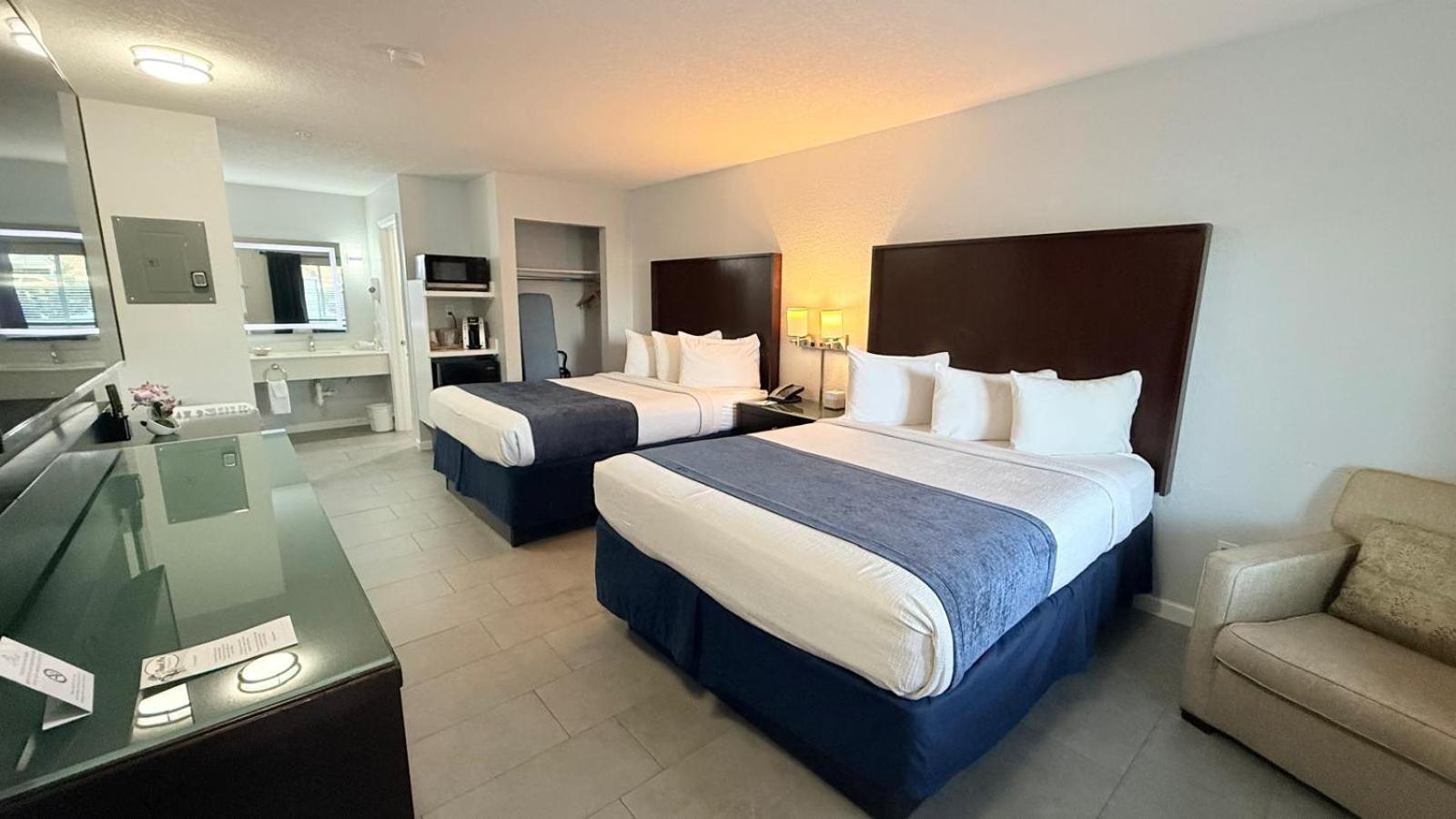 Deluxe Queen Room with Two Queen Beds - Non-Smoking