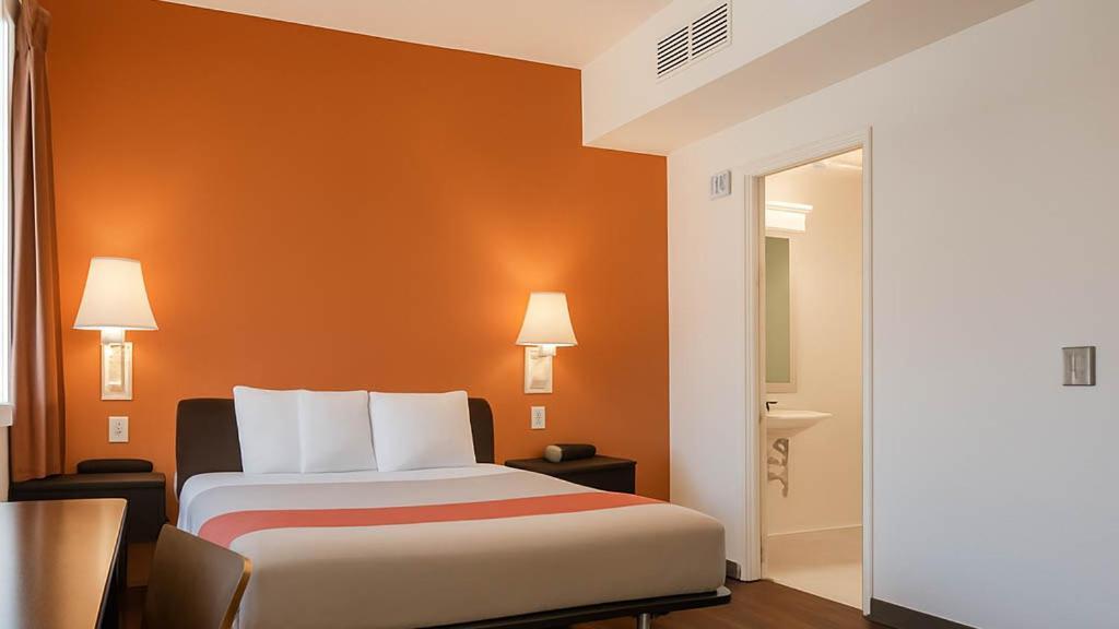 Queen Room,1717075165:JPEG