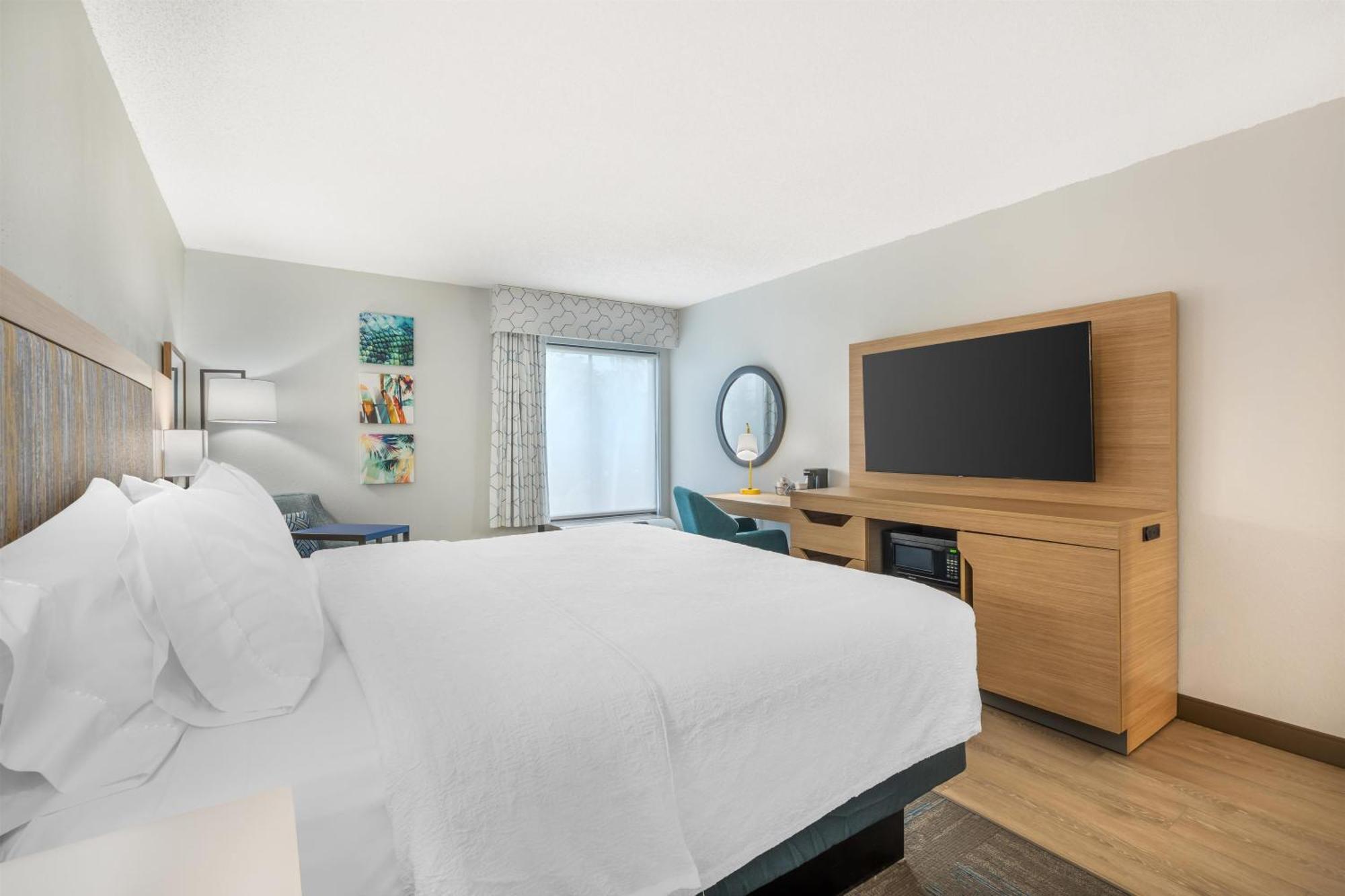 King Room with King Bed - Non-Smoking