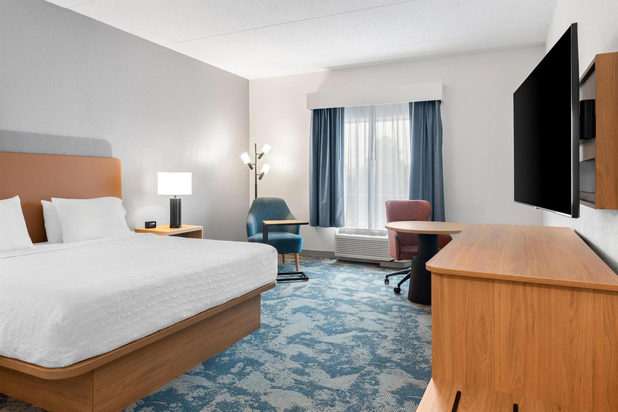 King Room with King Bed - Non-Smoking