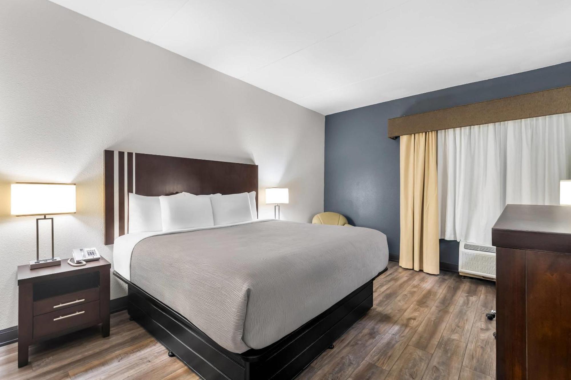 King Room with Tub - Disability Access/Non Smoking/Interior Corridor,1722926028:JPEG