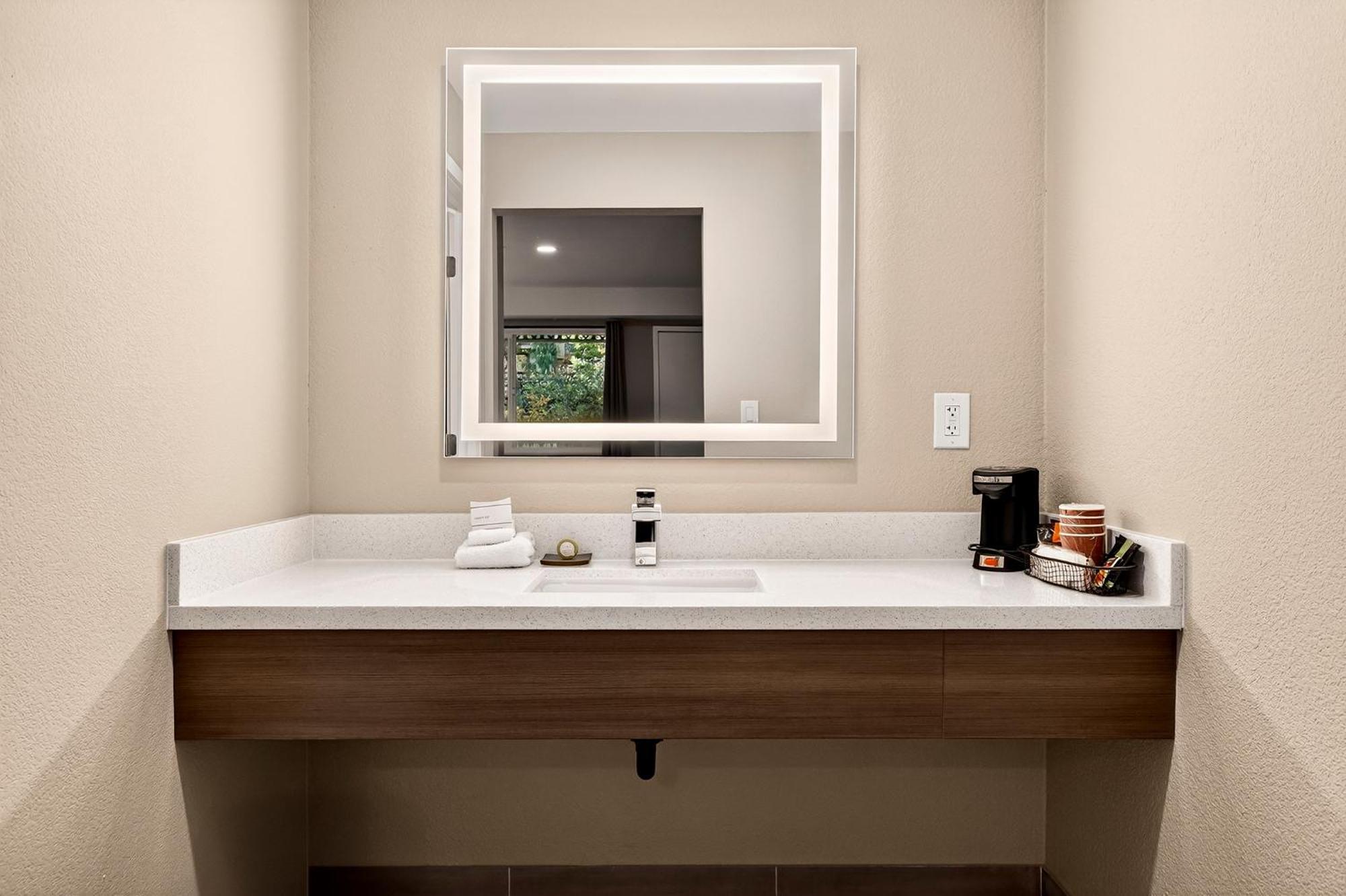 Deluxe Double Room,1722926965:JPEG