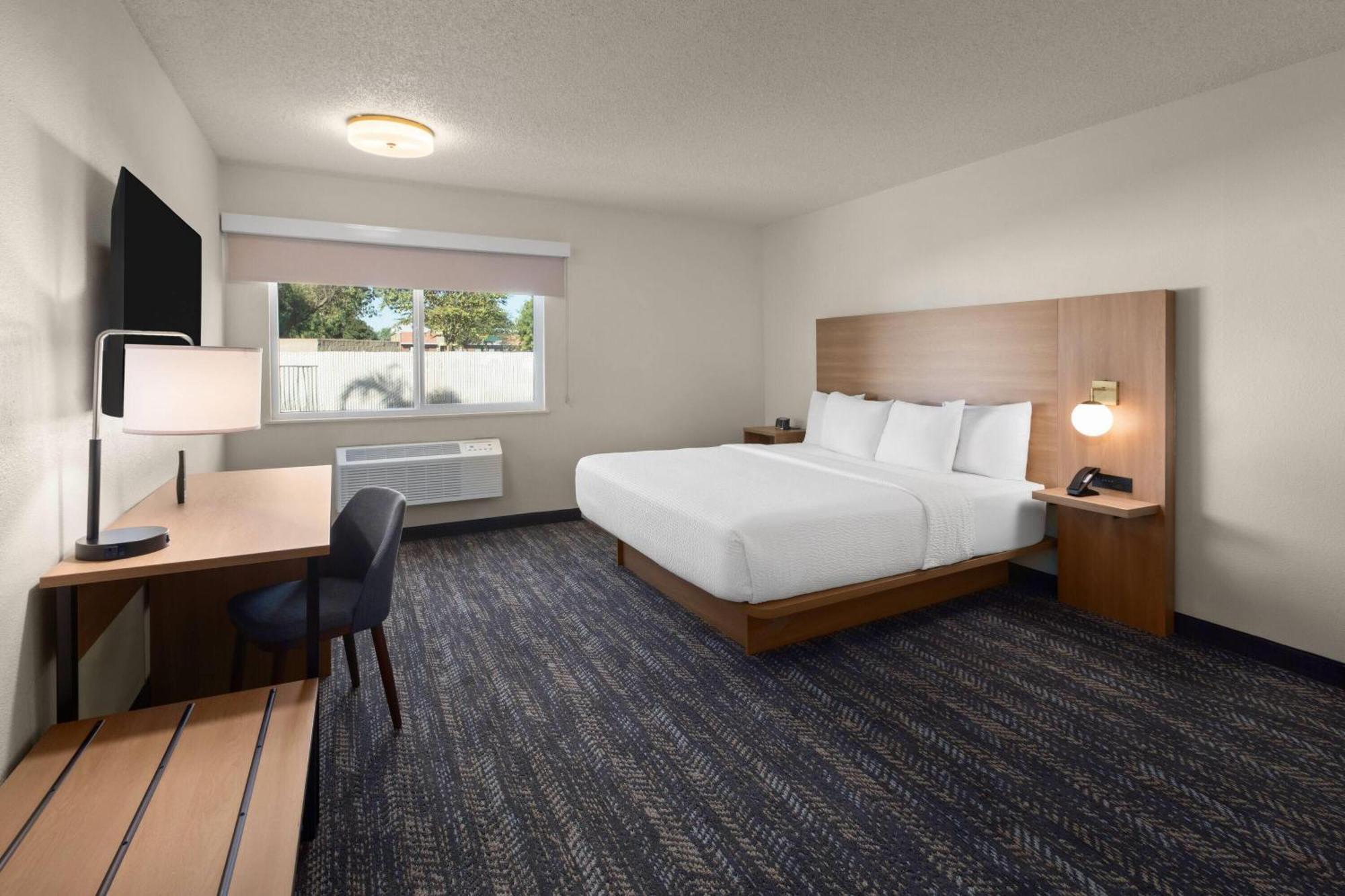King Room with Roll-in Shower - Mobility Access/Non-Smoking