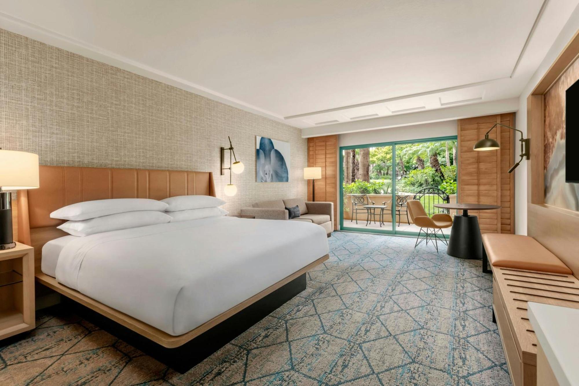 Club level, Larger Guest room, 1 King, Garden view
