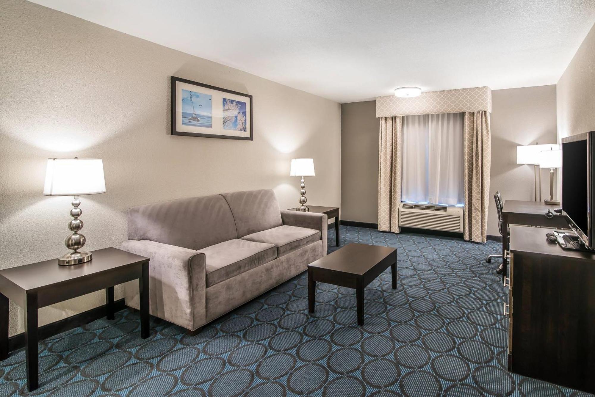 Queen Suite with with Two Queen Beds and Sofa Bed - Non-Smoking