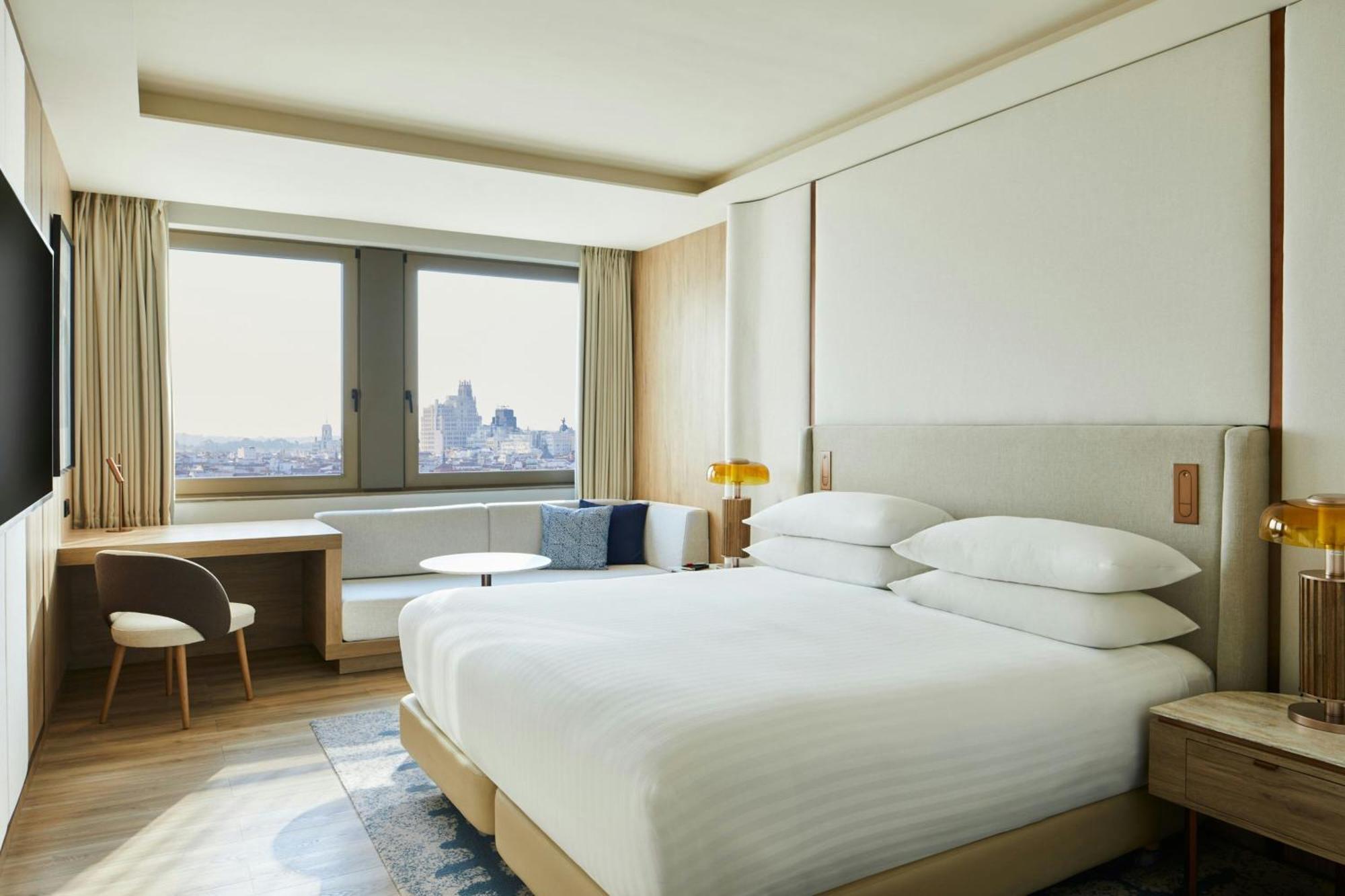 Panoramic Superior King Room with City View