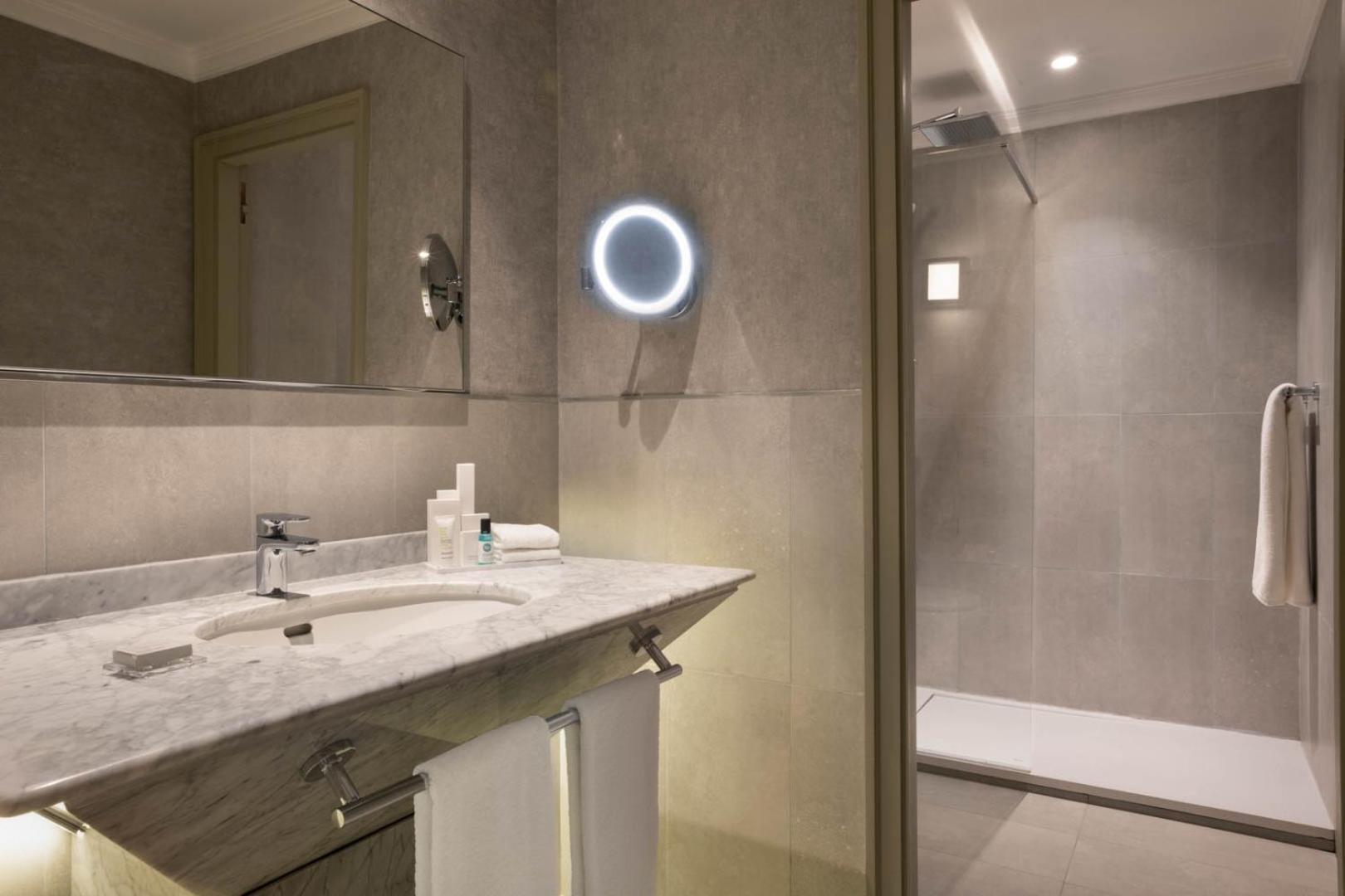 One-Bedroom Executive Suite with M Club Lounge Access