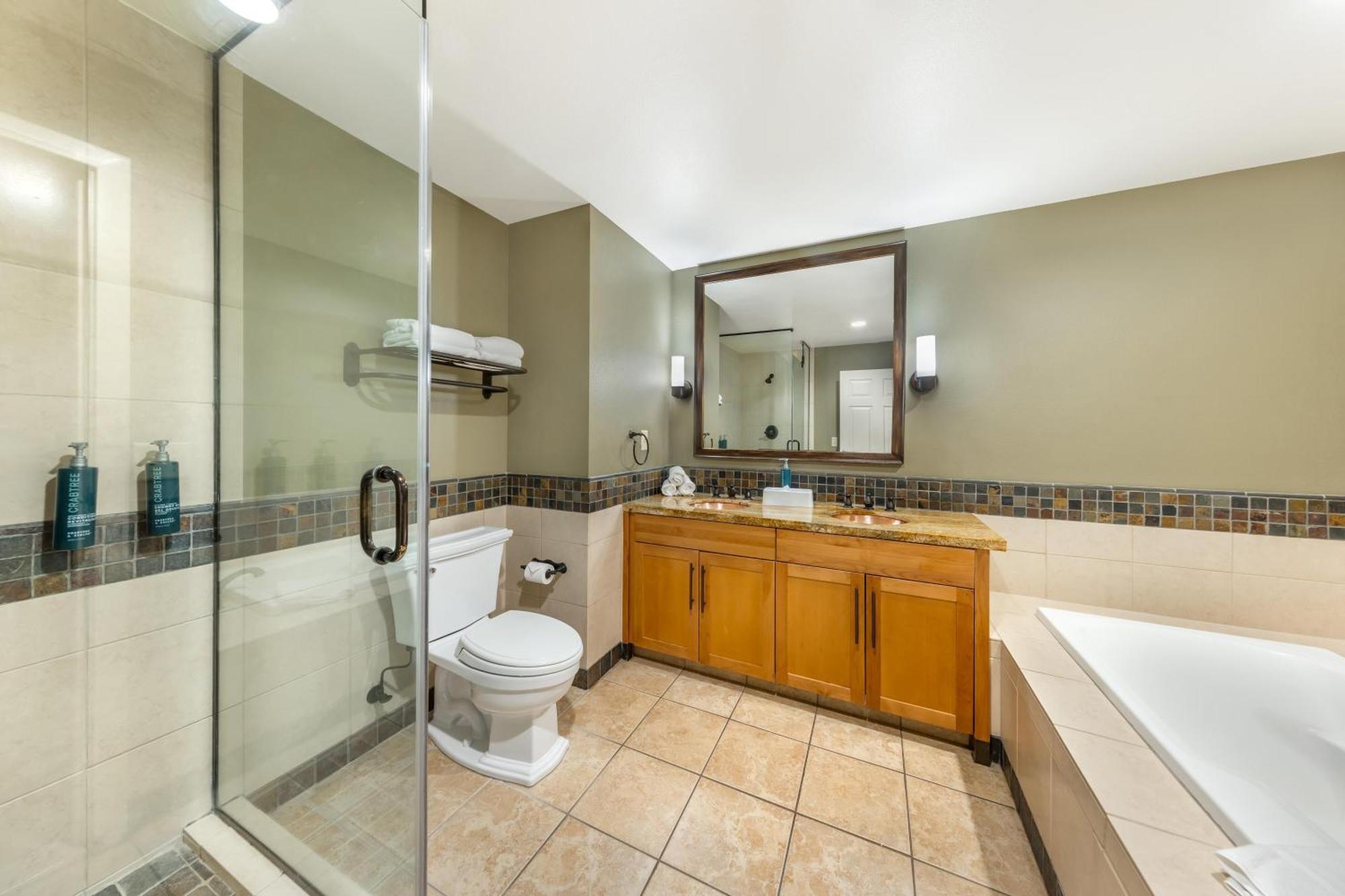 1 BEDROOM 1 KING DELUXE SUITE AND SOFABED,1730011824:JPEG