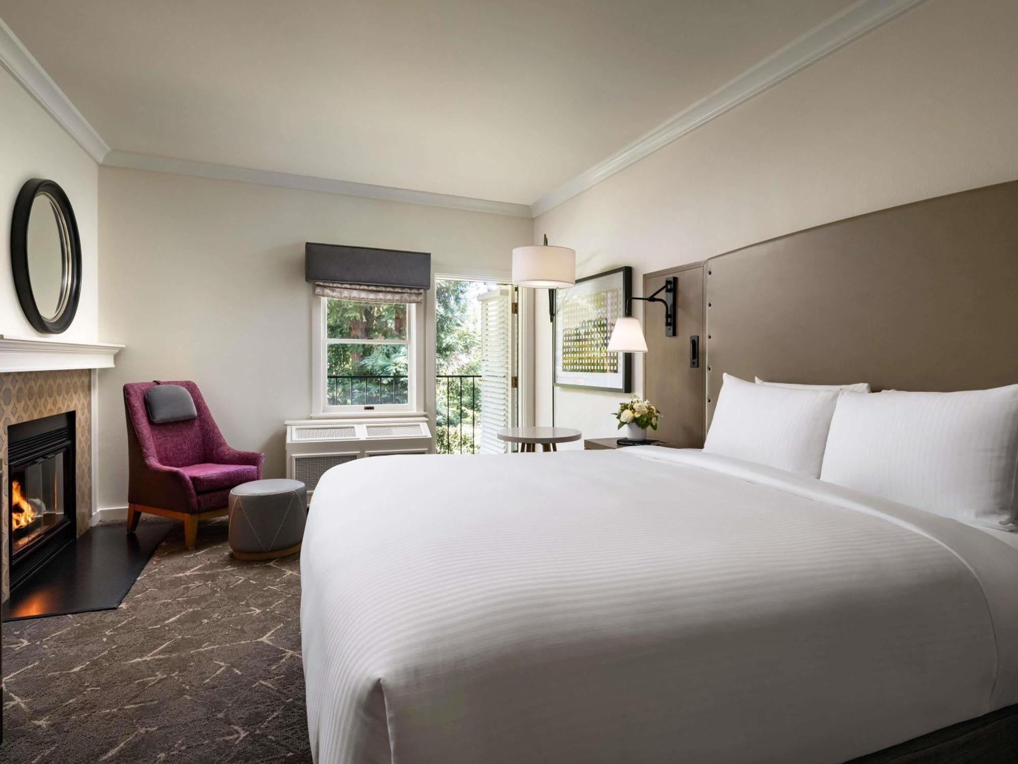 Deluxe King Room with Fireplace and Garden View,1730029752:JPEG