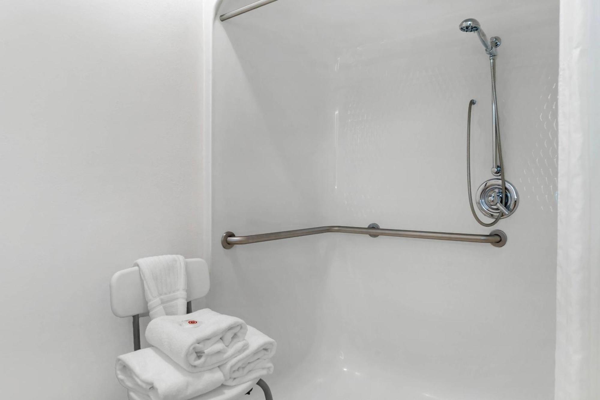 King Suite with Roll In Shower and Sofa Bed - Disability Access/Non-smoking