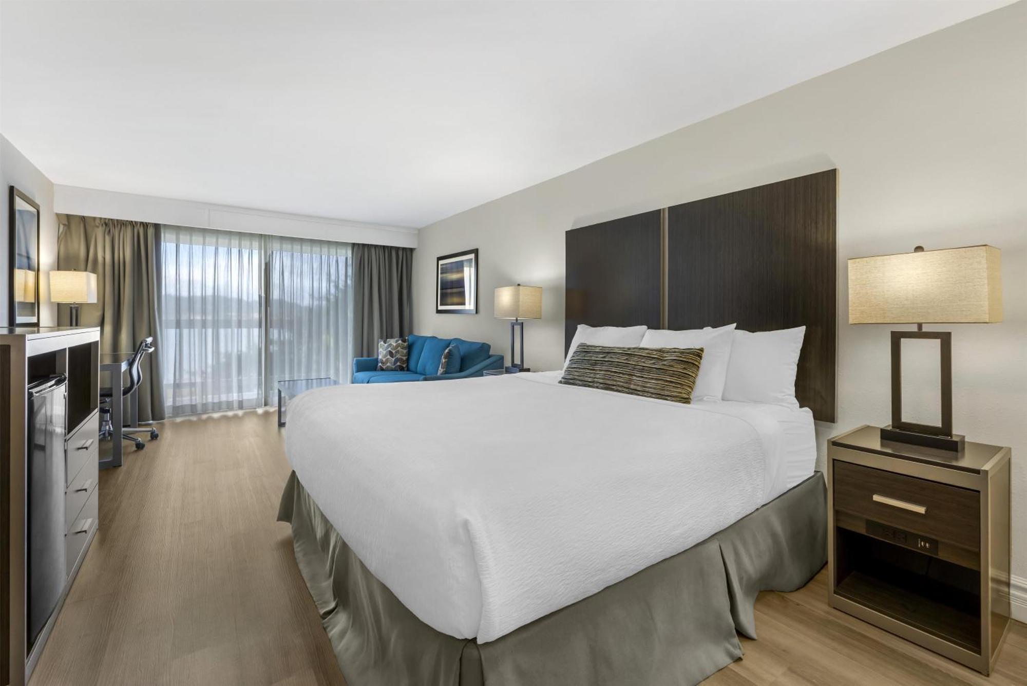Non-Pet, 1 King Bed, Balcony, River View, Oversized Room,1731446383:JPEG