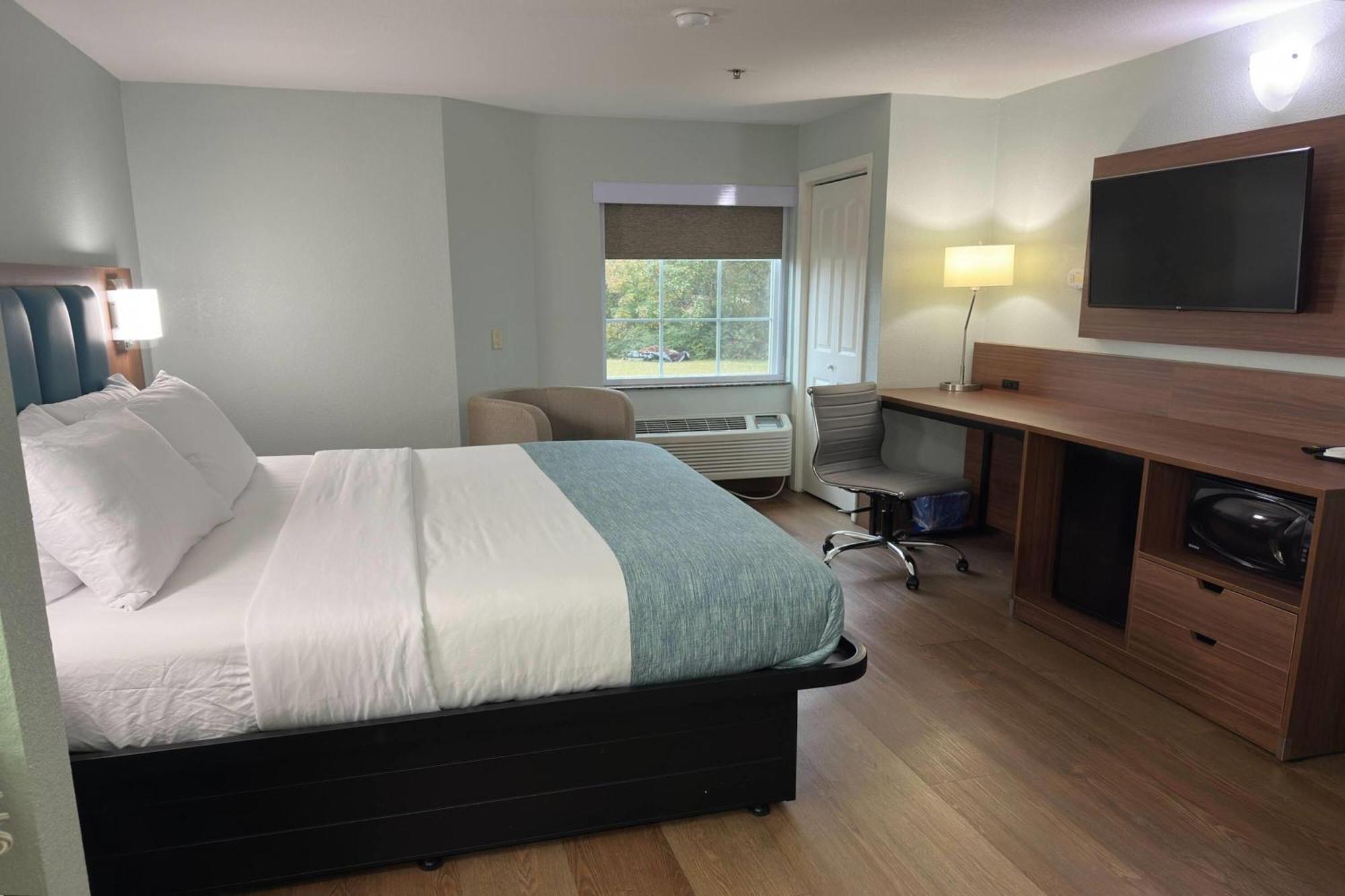 Queen Room with Bathtub w/Grab Bars - Mobility Accessible/Non-Smoking
