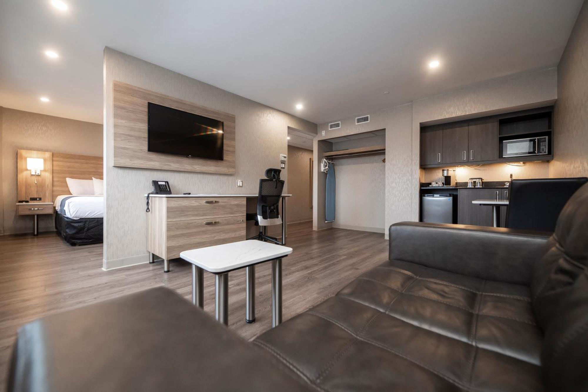 King Suite (2 Adults)