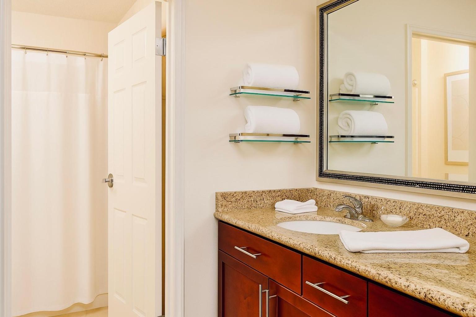 King Suite with Tub and Sofa Bed - Disability Access/Non-Smoking