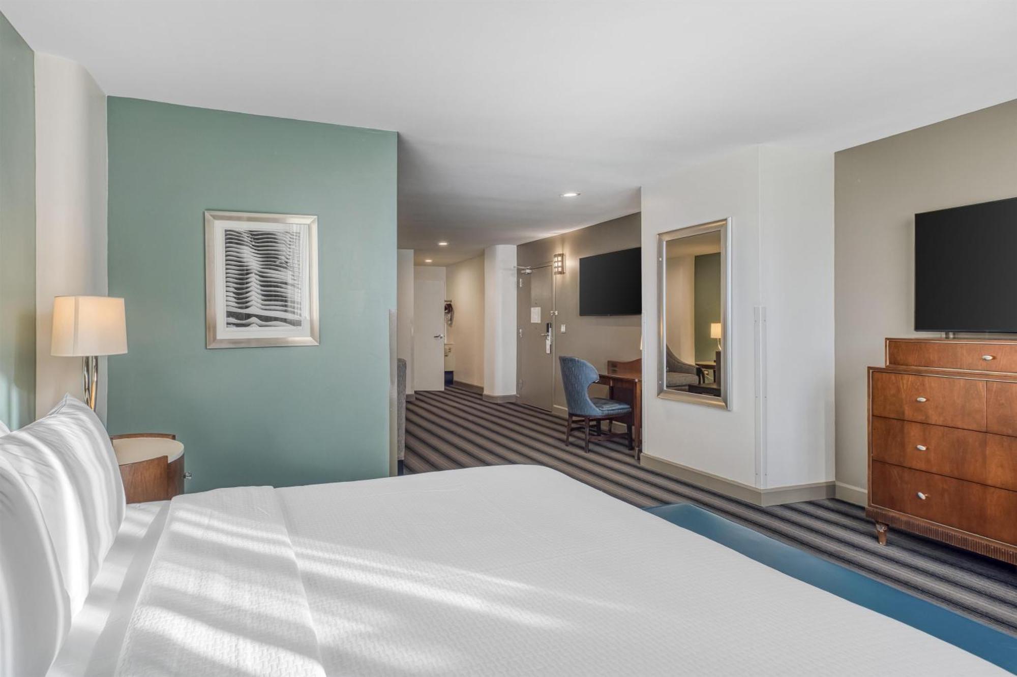 Deluxe King Suite with Roll-In Shower - Disability Access,1742622289:JPEG