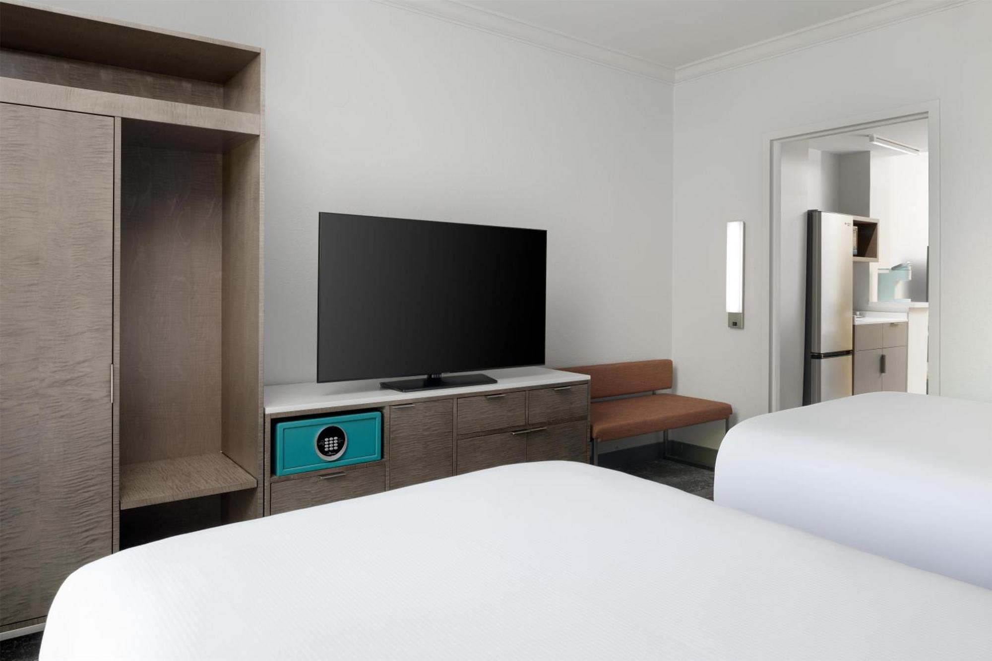Superior Suite with Two Double Beds and Lake View