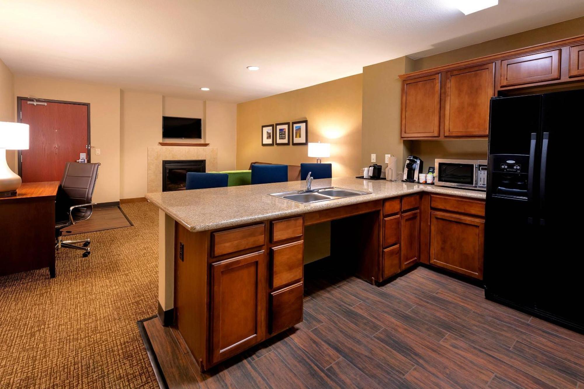 King Suite with Roll-In Shower - Accessible/Non-Smoking