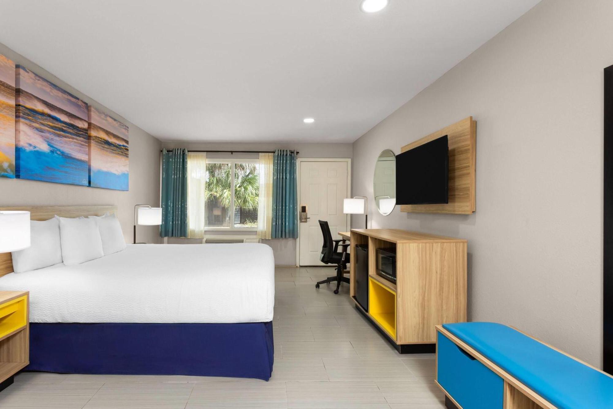 Deluxe King Room - Non-Smoking