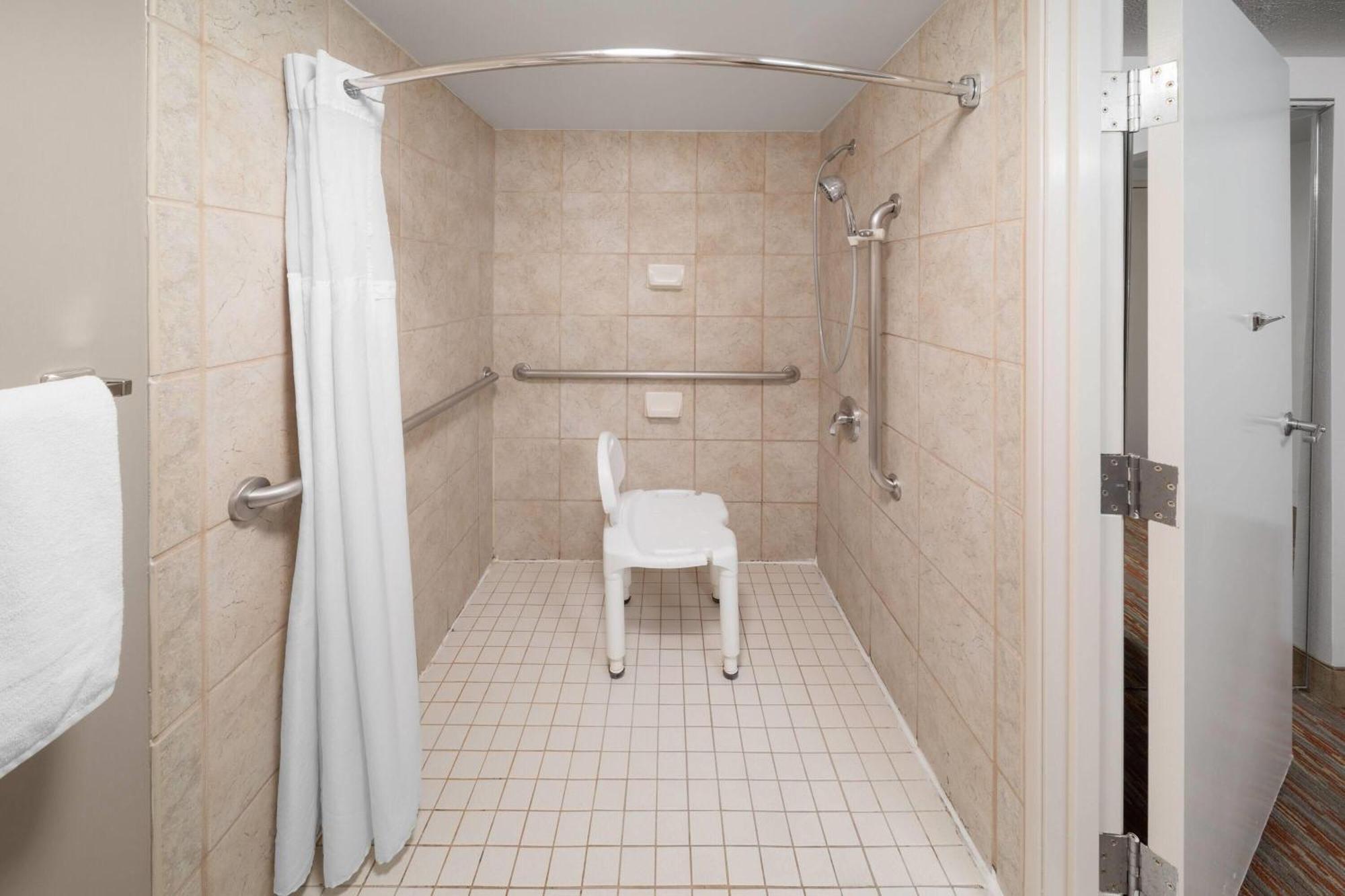 King Suite with Mobility Access and Roll-In Shower/First Floor, Non-Smoking