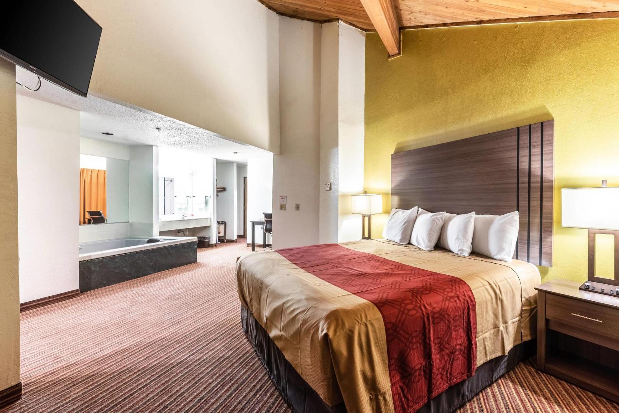 King Suite with Whirlpool - Non-Smoking