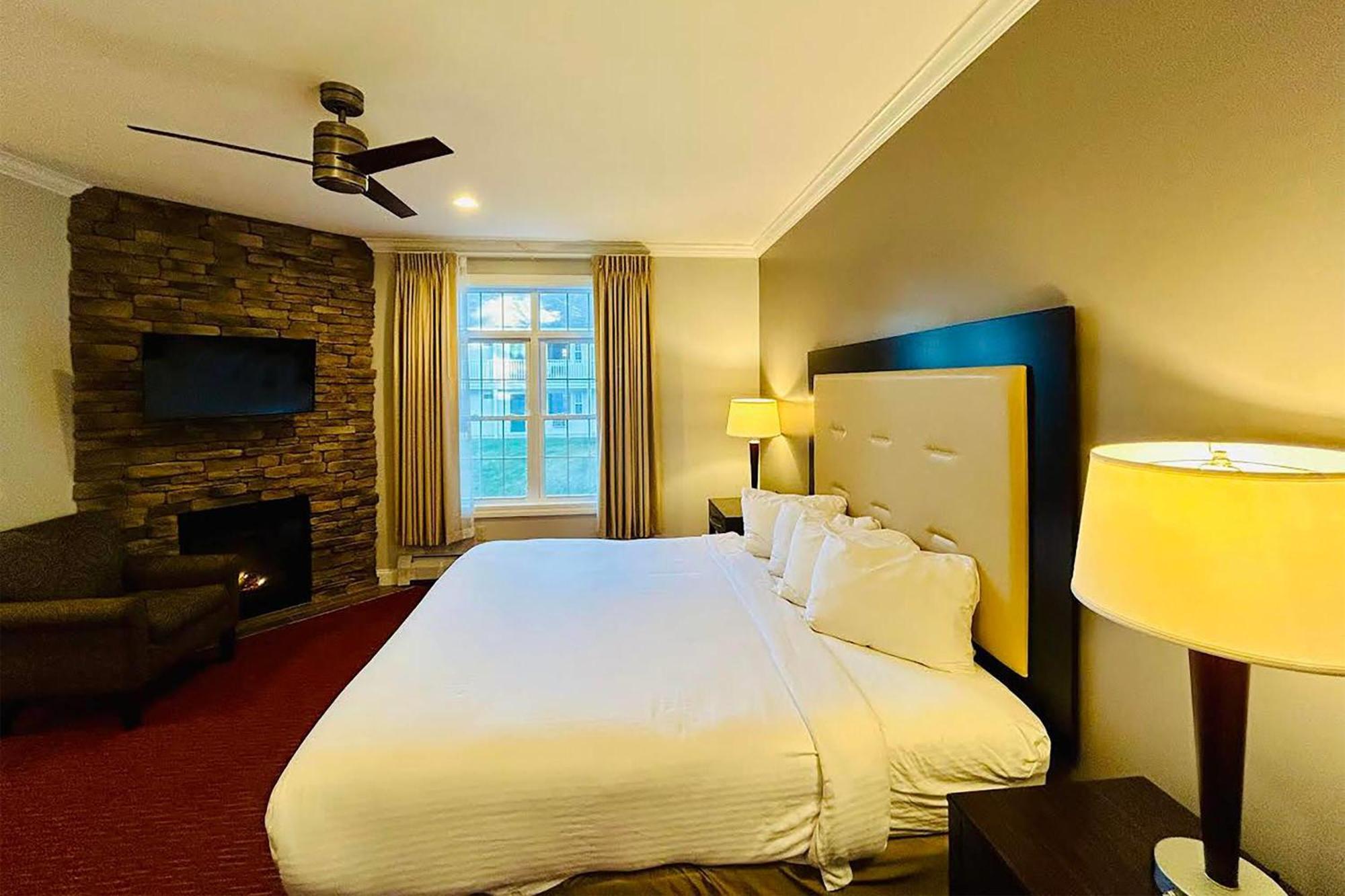 Deluxe King Room - Non-Smoking