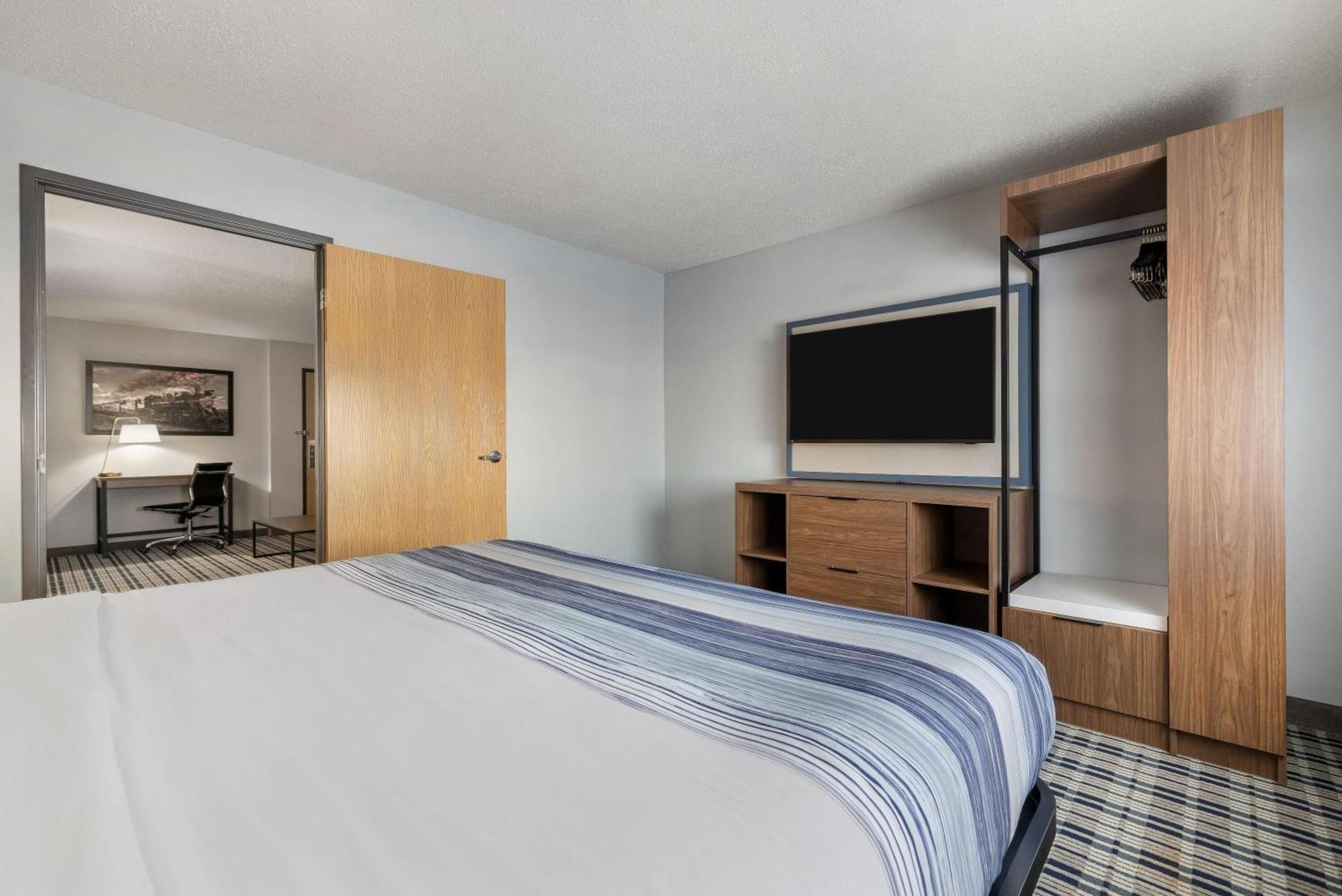 Premier King Suite - Non-Smoking