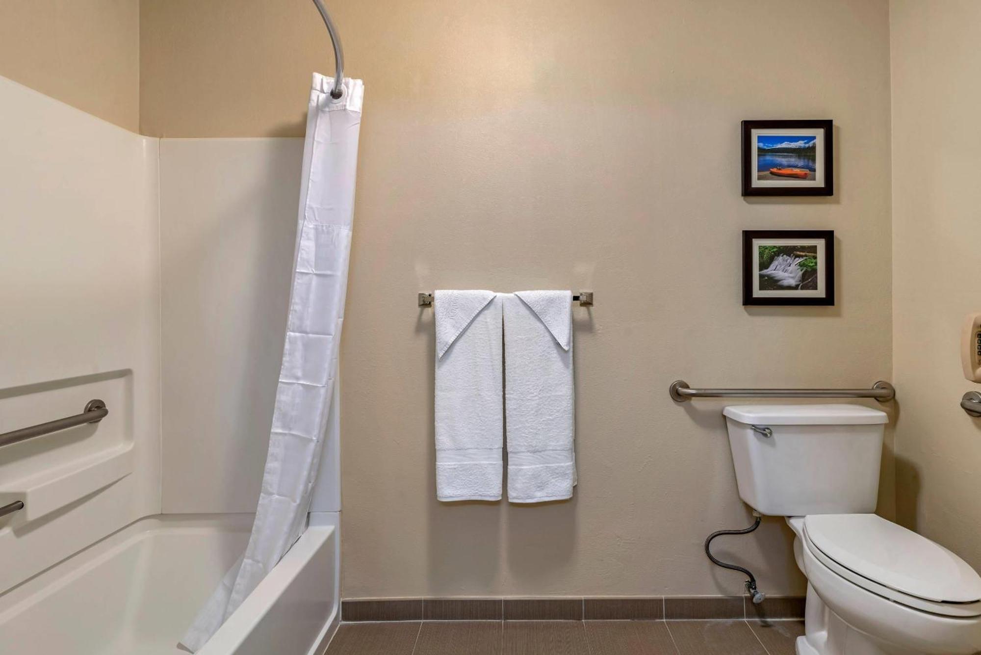 Queen Room - Accessible/Nonsmoking
