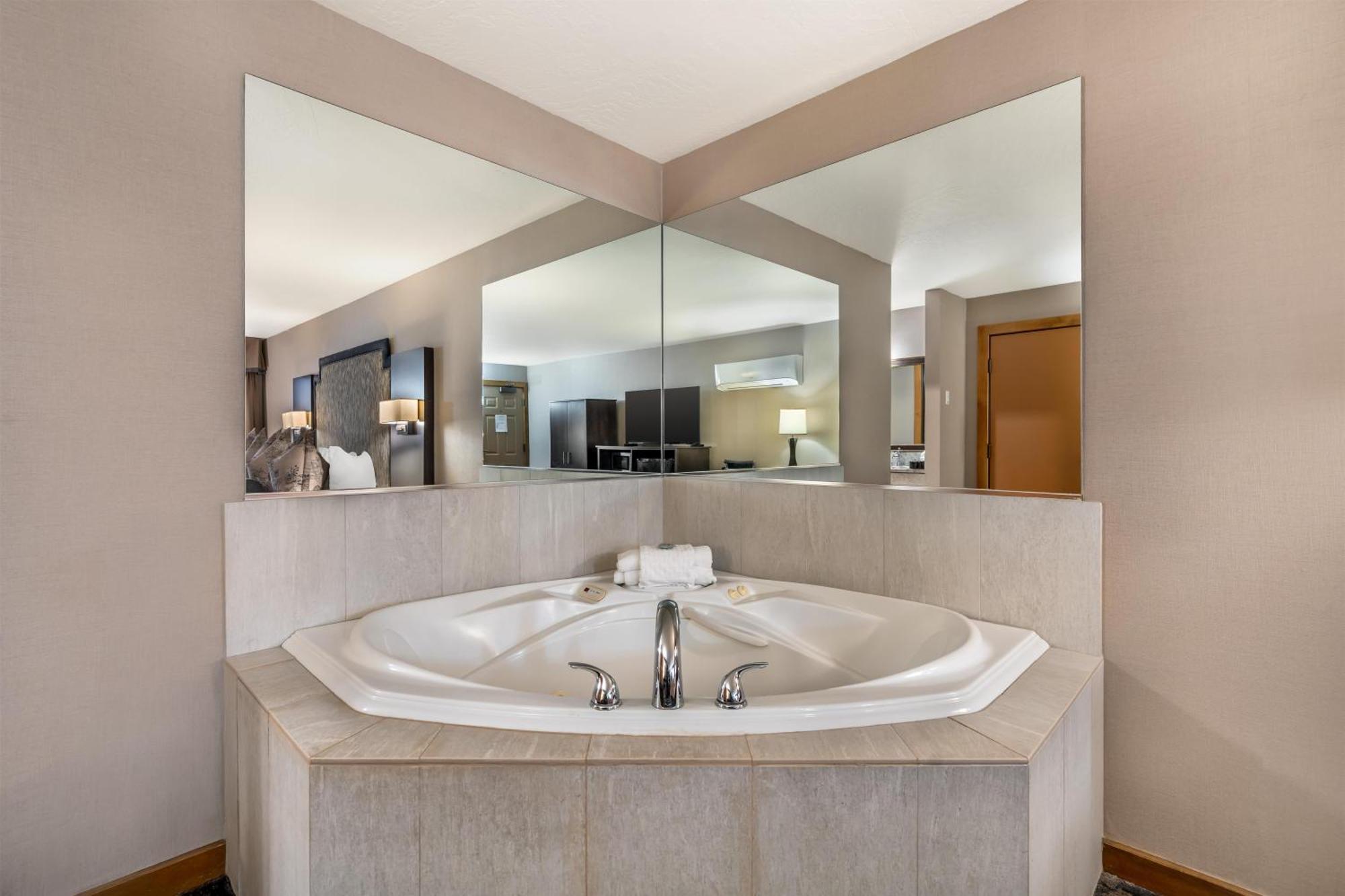 King Suite with Spa Bath - Non-Smoking,1742877102:JPEG