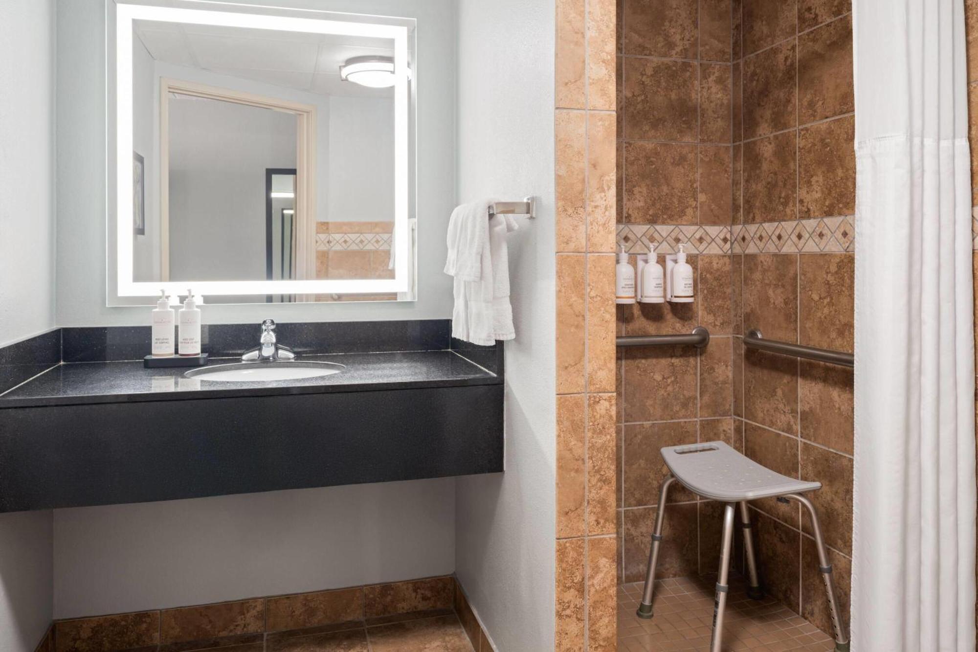 King Room with Bath Tub - Mobility Accessible/Non-Smoking